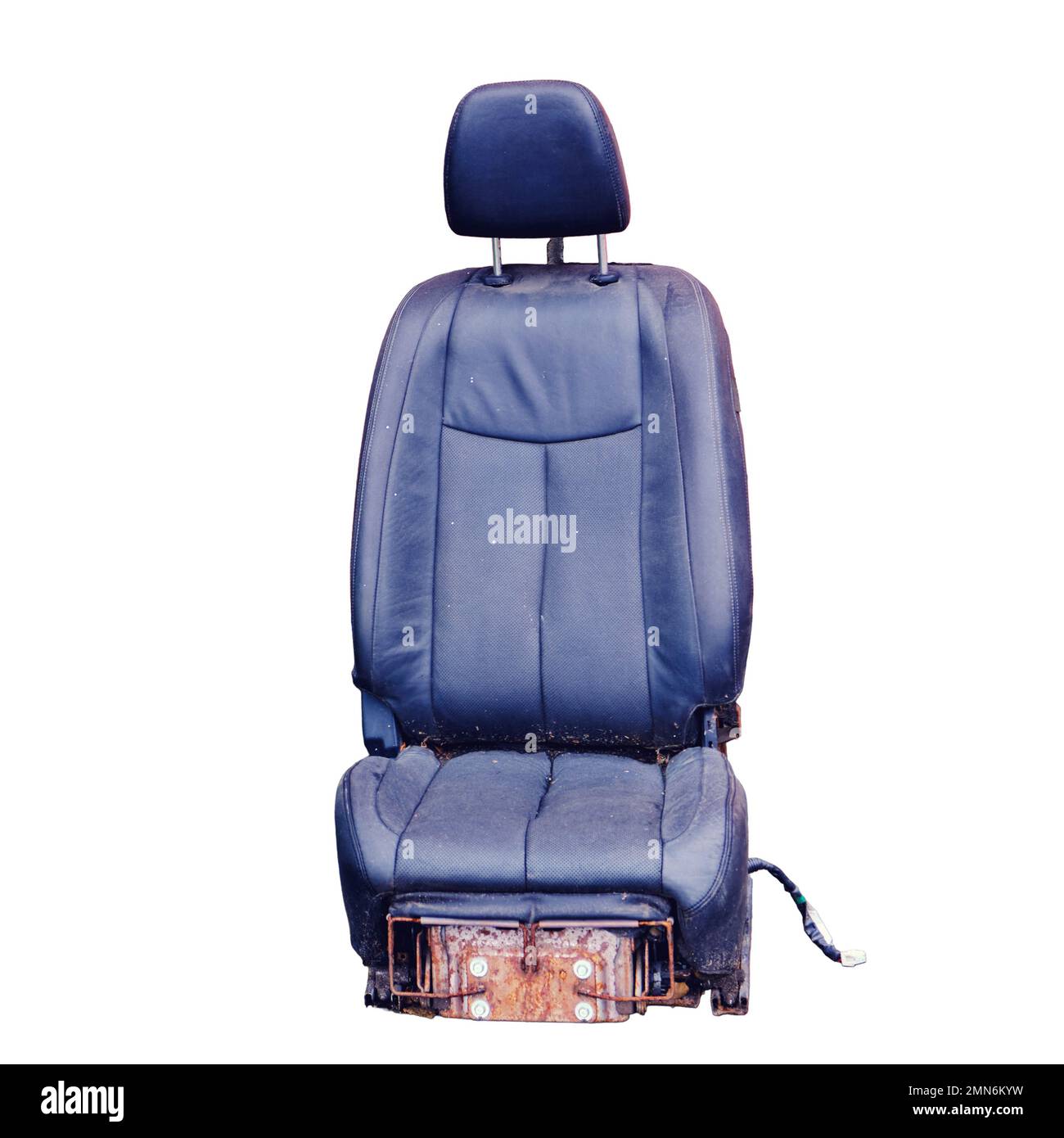 Ein alter Lederstuhl mit zerrissenen Polstern, Konkurskonzept und Geschäftsproblemen, isoliert auf weißem Hintergrund. Rote Backsteinmauer mit Platz Stockfoto