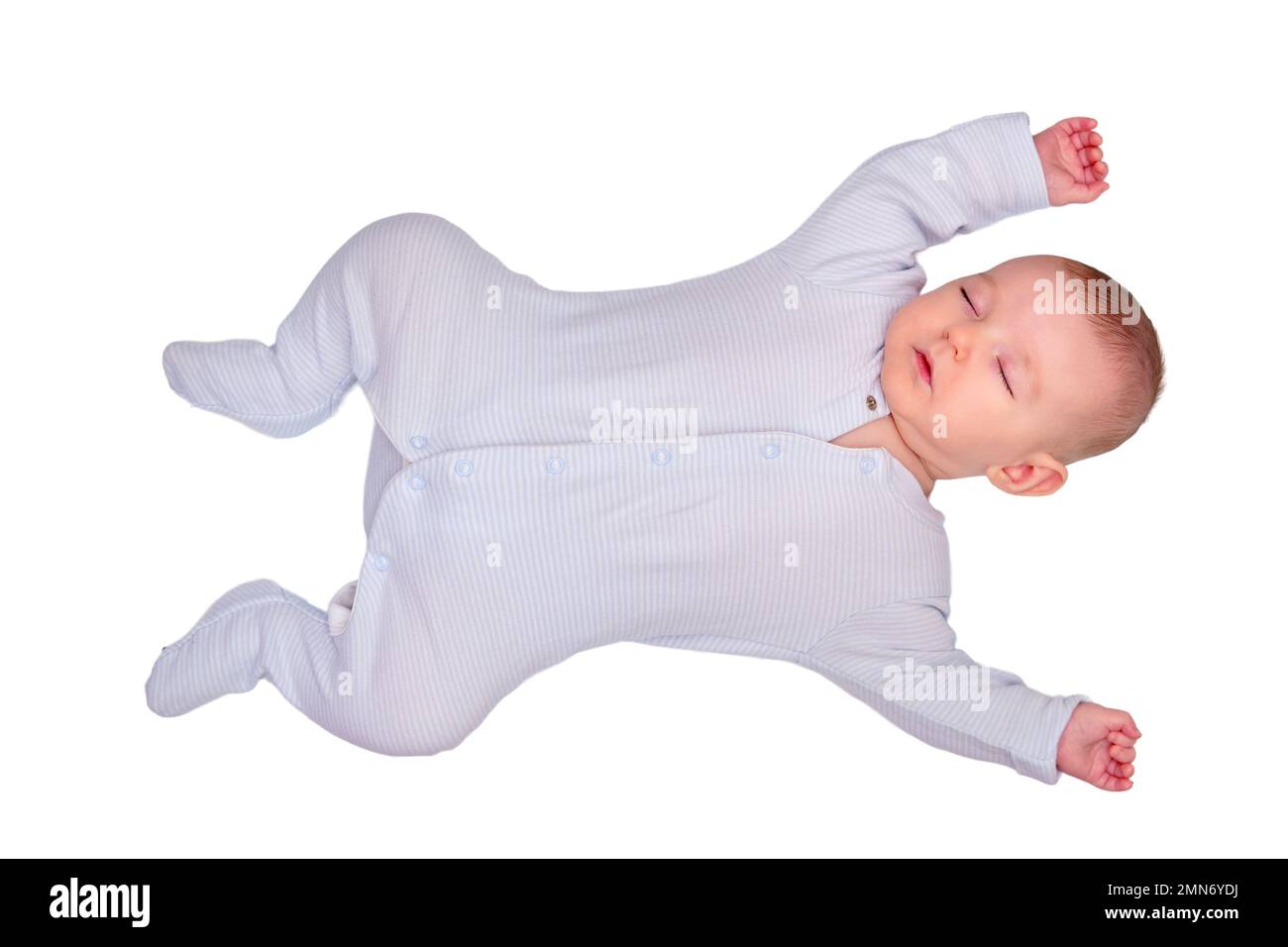 Das Baby schläft in einer sternförmigen Pose, wobei seine Arme und Beine auf einem Kinderbett verteilt sind, isoliert auf weißem Hintergrund. Der Junge ist drei Monate alt Stockfoto