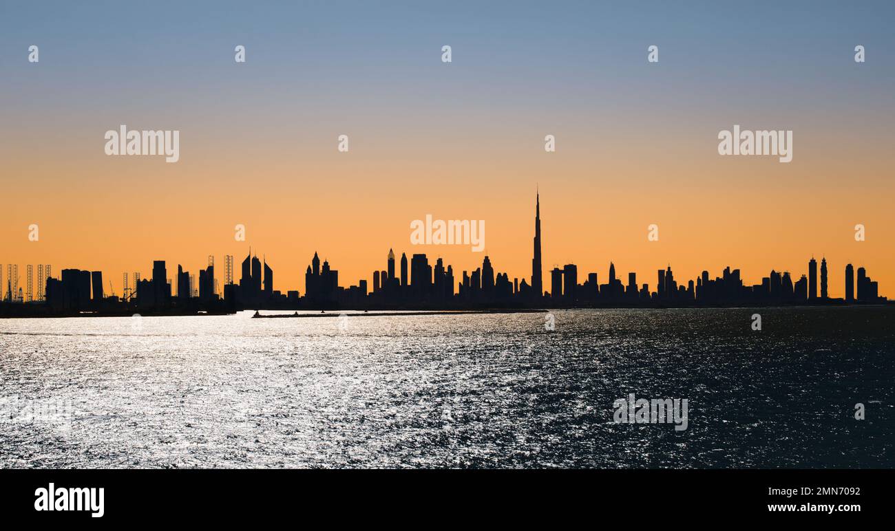 Die Skyline von Dubai bei Sonnenuntergang. Dubai ist die am schnellsten wachsende Stadt der Welt. Stockfoto
