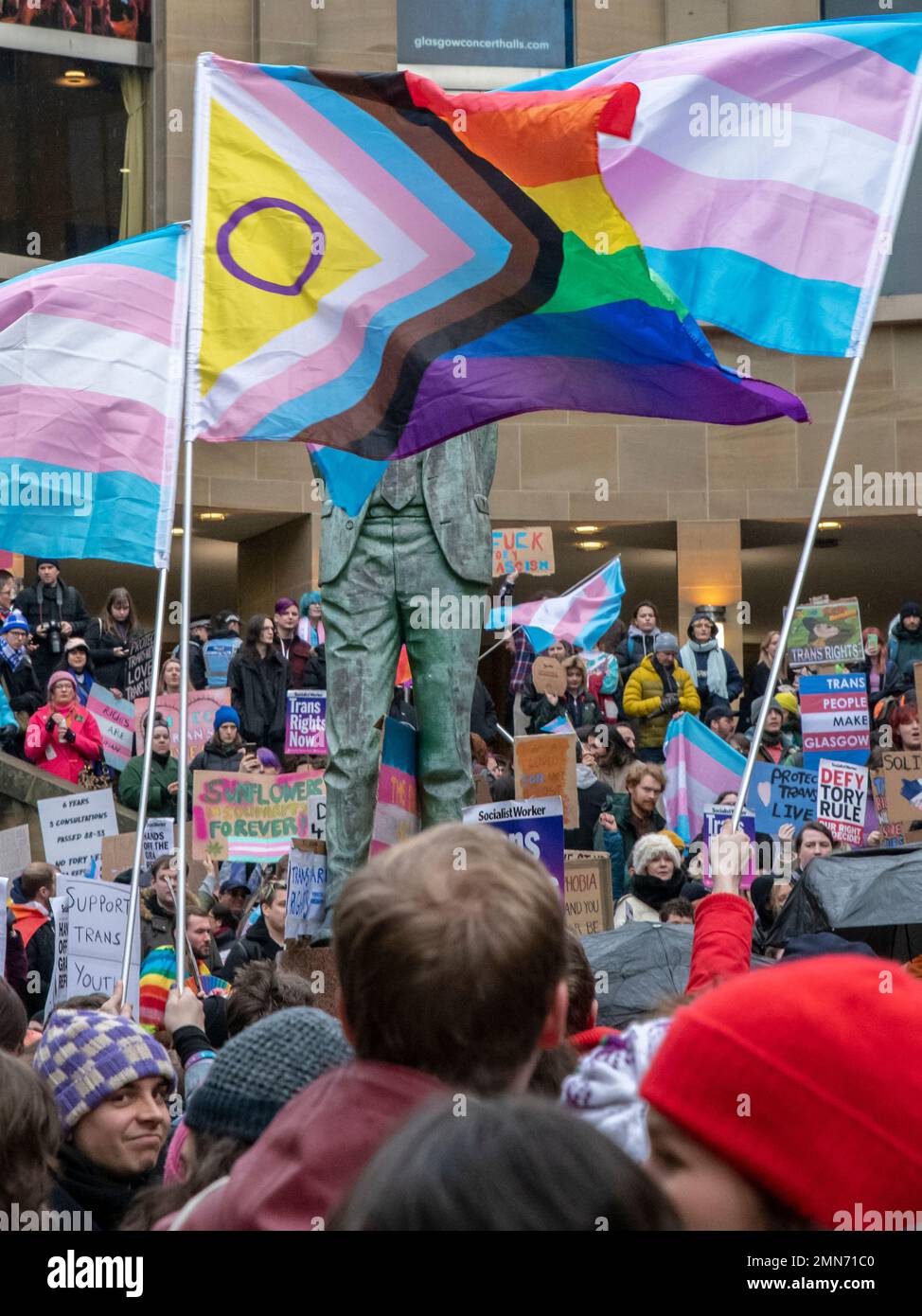 Glasgow, Schottland, Großbritannien. 21. Januar 2023: Eine Menschenmenge bei einer Pro-Trans-Rallye in Glasgow. Stockfoto
