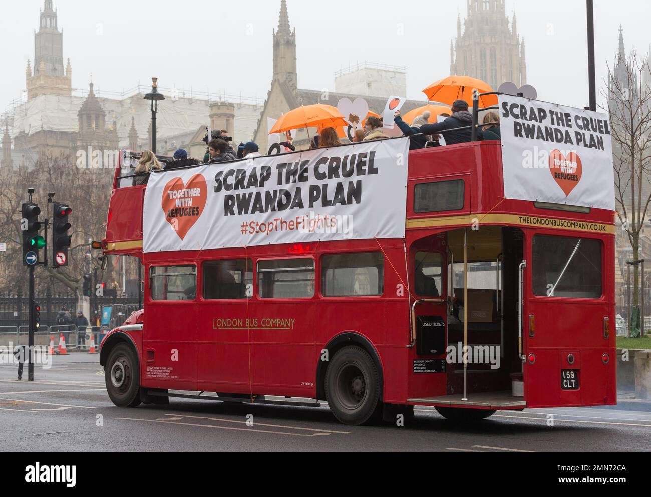London, Großbritannien, 25. januar 2023 Ruanda Flights protestieren gegen den Bus, der um den parlamentsplatz fährt Stockfoto