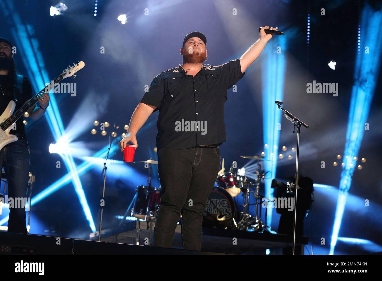 Artist Luke Combs performs at the 2018 CMA Music Festival at Nissan Stadium on Friday, June 8, 2018 in Nashville, Tenn. (Photo by Laura Roberts/Invision/AP) Stockfoto
