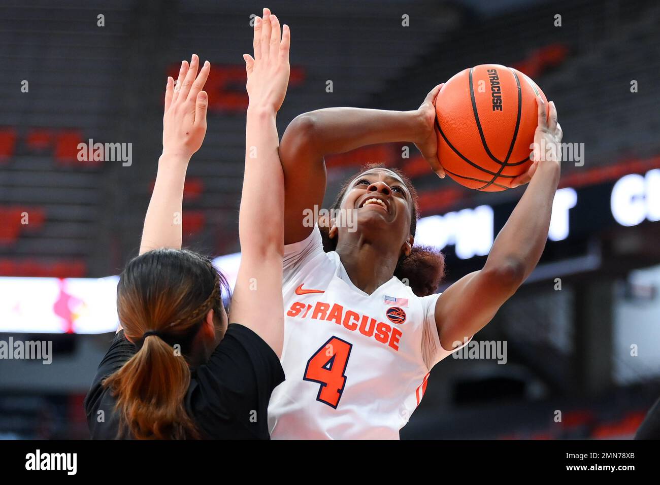29. Januar 2023: Syracuse Orange Guard Teisha Hyman (4) schießt den Ball, während Louisville Cardinals Guard Norika Konno (links) während der ersten Hälfte eines Basketballspiels der NCAA WomenÕs am Sonntag, den 29. Januar 2023, auf der JMA Wireless Dome in Syracuse, New York, verteidigt. Rich Barnes/CSM Stockfoto