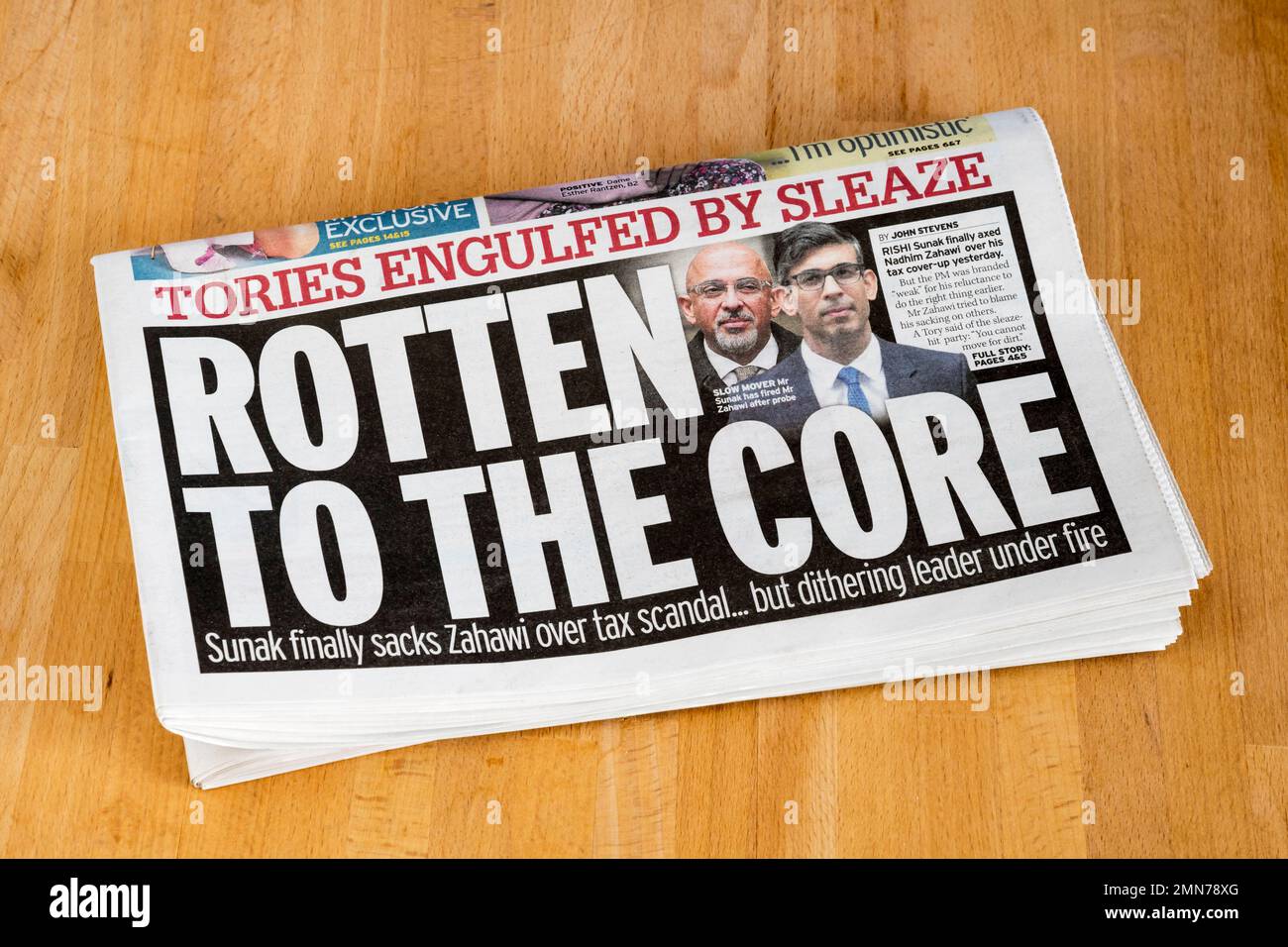 30. Januar 2023 die Schlagzeile von Daily Mirror liest "Rotten to the Core", nachdem Rishi Sunak Nadhim Zahawi nach dem Steuerskandal als Tory-Vorsitzenden entlassen hat. Stockfoto