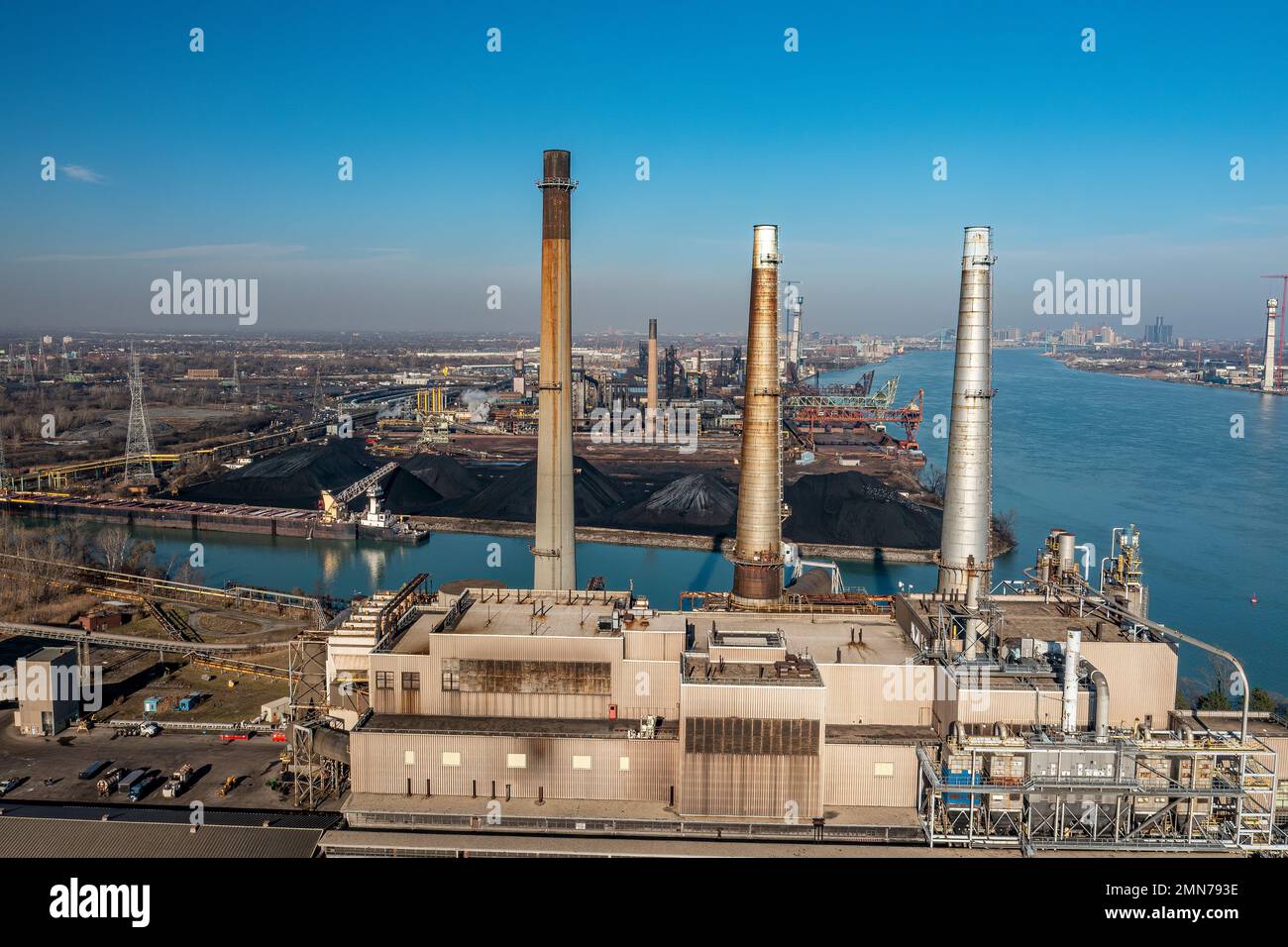 DTE River Rouge hat Ende 2022 ein Kohlekraftwerk am Ufer des Detroit River, River Rouge, Michigan, Wayne County, USA, in den Ruhestand gesetzt Stockfoto