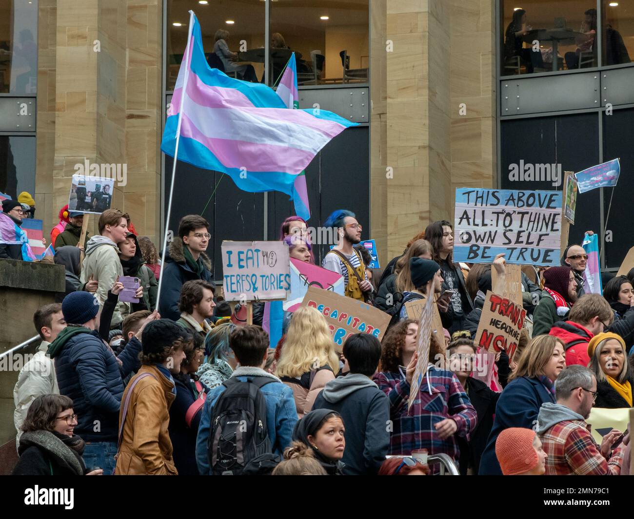 Glasgow, Schottland, Großbritannien. 21. Januar 2023: Eine Menschenmenge bei einer Pro-Trans-Rallye in Glasgow. Stockfoto