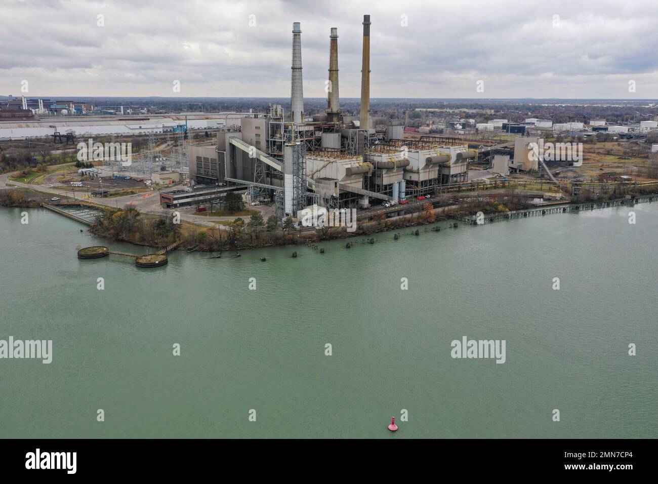 Kohlekraftwerk DTE in River Rouge am Ufer des Detroit River, Michigan, USA - im Mai 2021 in Ruhestand Stockfoto