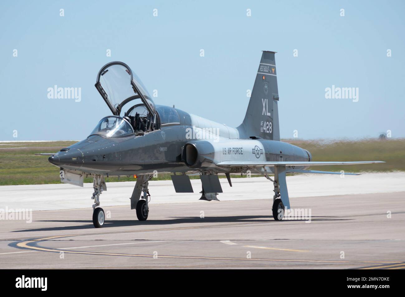 Ein Pilot vom 47. Flying Training Wing Taxis ein T-38C Talon am Luftwaffenstützpunkt Laughlin, Texas, 30. September 2022. Laughlins Mission besteht weiterhin darin, die besten und tödlichsten Piloten des Militärs auszubilden. Stockfoto