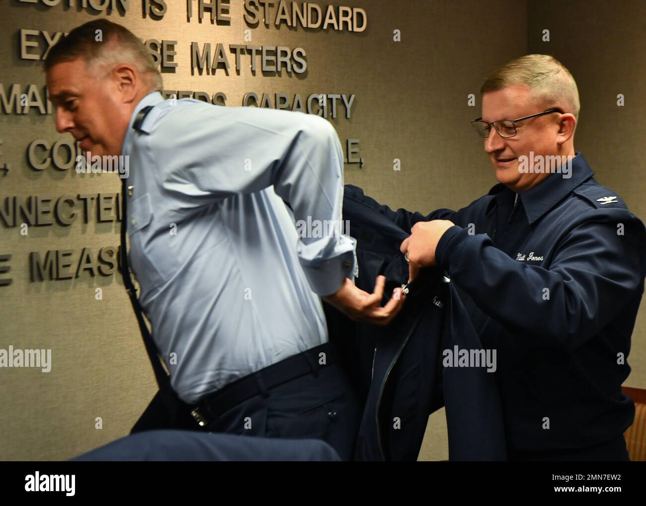 US Air Force Col. Matt Jones, rechts, 89. Airlift Wing Commander, überreicht die SAM Fox Jacke an US Air Force General Mike Minihan, Commander of Air Mobility Command, während eines Staffelmentorensessons auf der Joint Base Andrews, MD., 29. September 2022. Minihan diente vom 2012. Februar bis zum 2013. September als Kommandant der 89. AW, bevor der Flügel offiziell die Militärjacken seines Mitglieds mit dem SAM Fox-Logo bestickte. Der Begriff „SAM Fox“ stammt von einem Flugzeugrufzeichen mit der Bezeichnung „SAM“ für Sonderluftmissionen und der phonetischen Aussprache des Buchstabens „F“ für fremd. Stockfoto