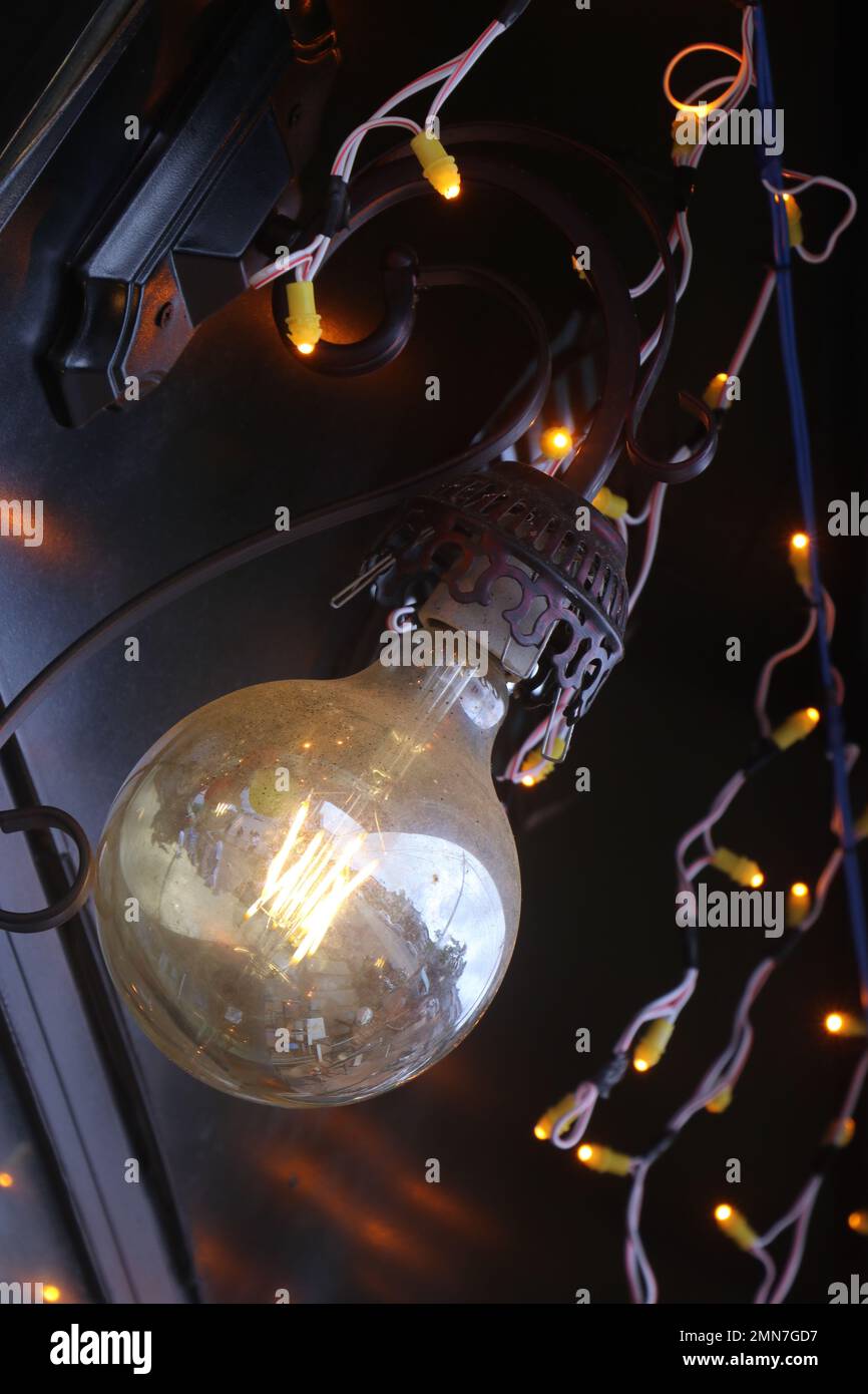 Luxuriöse Lampen im Retro-Stil mit glühender alter Lampe Stockfotografie -  Alamy