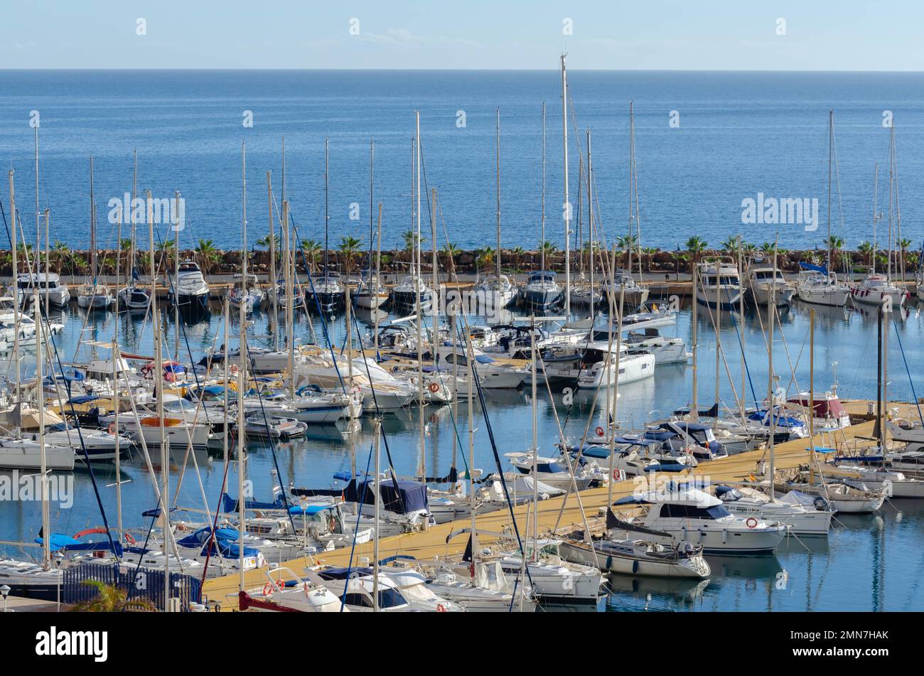 AQUADULCE, SPANIEN - 18. DEZEMBER 2022 eine der größten und attraktivsten Sportdocks an der Küste von Almeria, mit 764 Liegeplätzen von 5 bis 25 Stockfoto