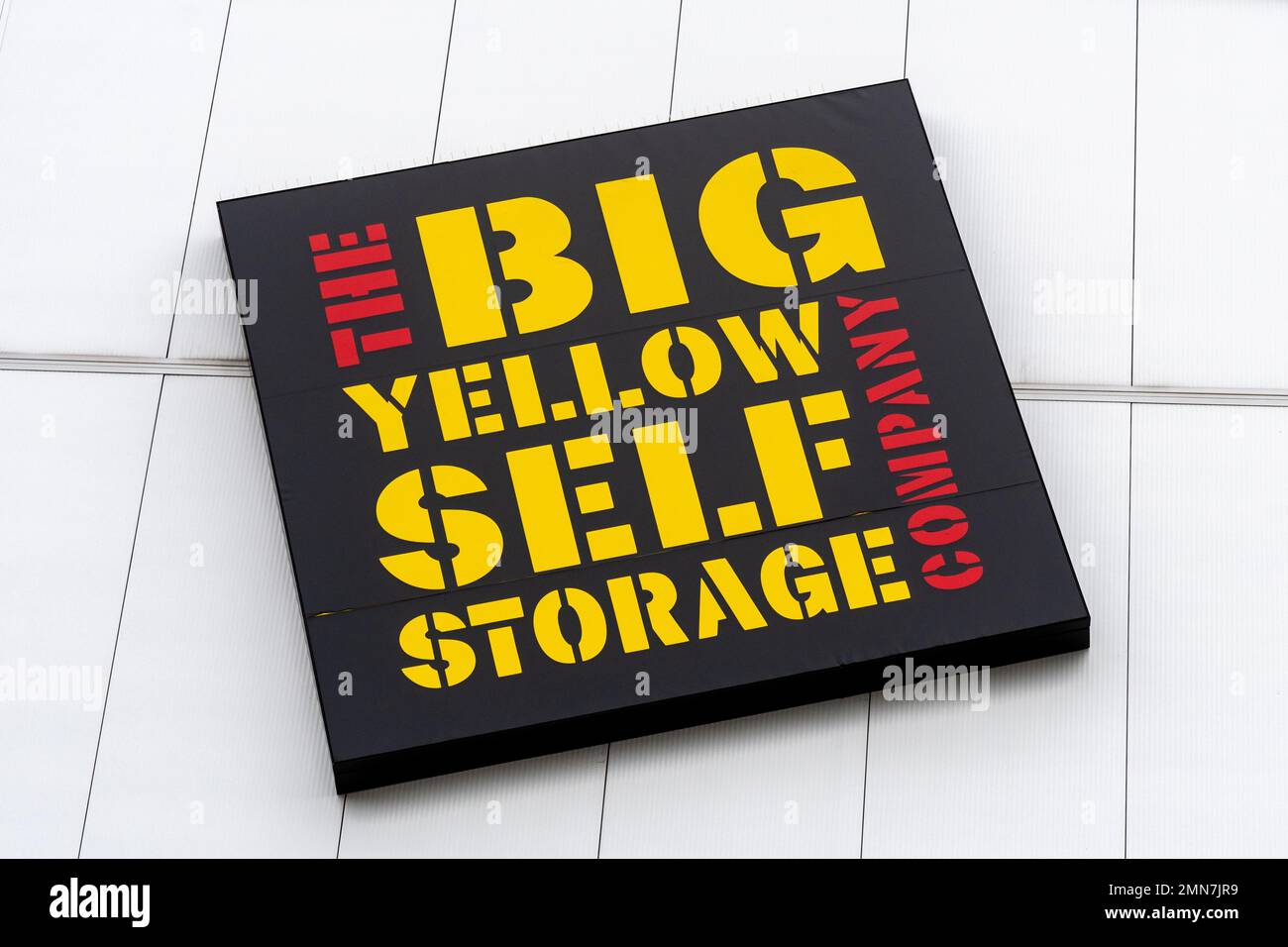 Das Schild und Logo der Big Yellow Self Storage Company auf dem Lagergebäude in Camberley, England, Großbritannien Stockfoto