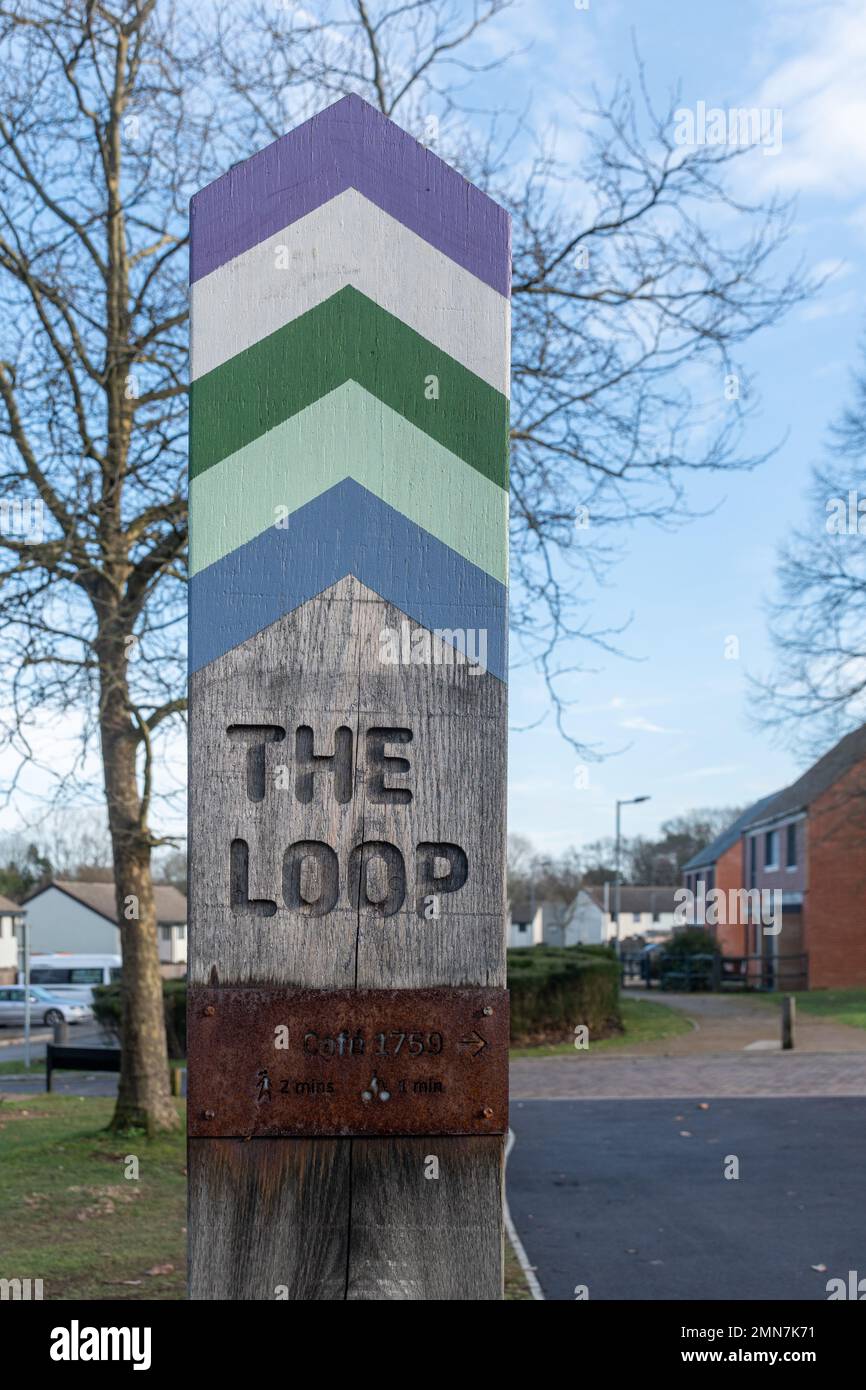 Schild für The Loop in Bordon, Hampshire, England, Großbritannien, eine 7km km lange Strecke zum Radfahren und Wandern in der Stadt und in den nahegelegenen Grünflächen Stockfoto