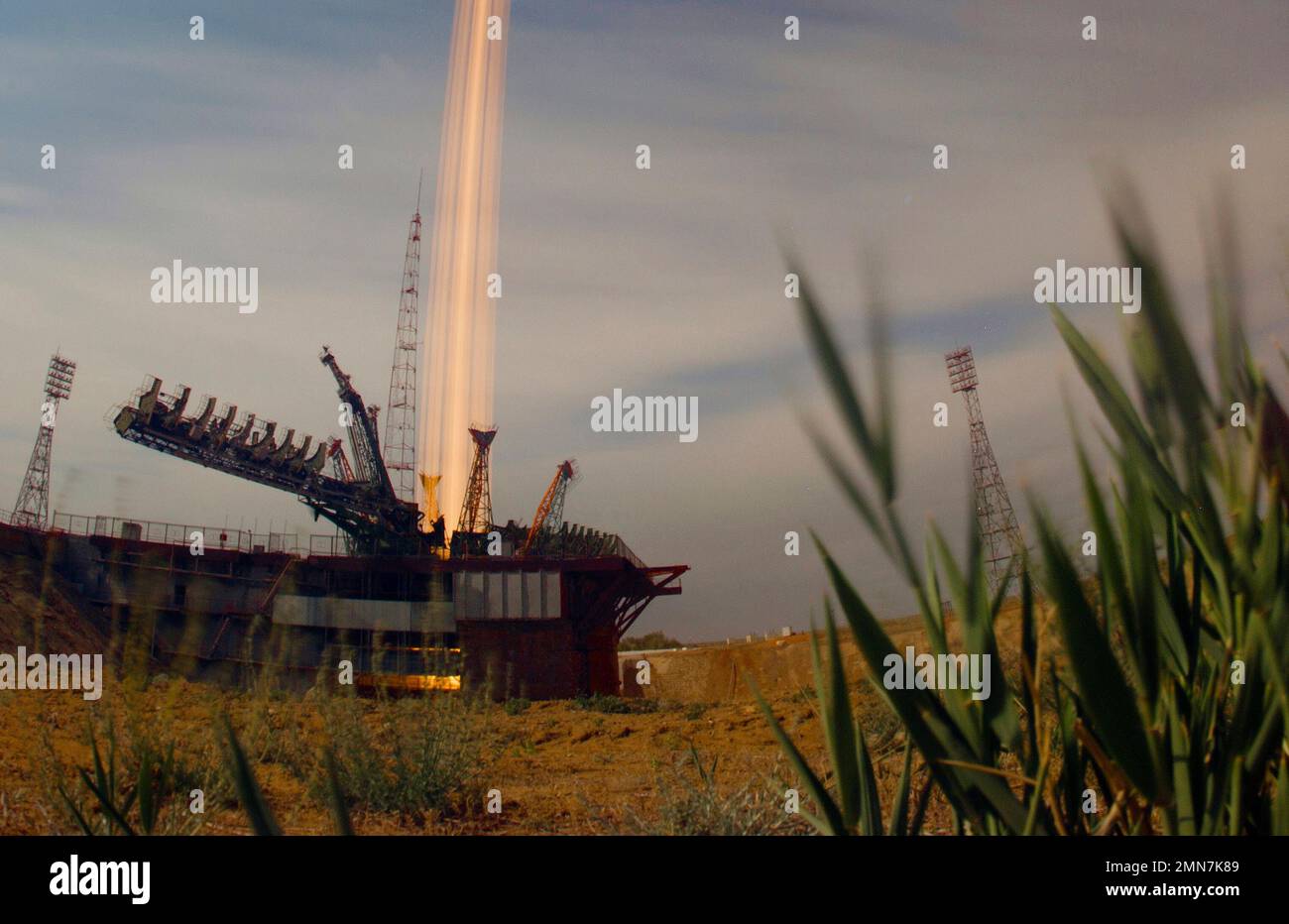 In this photo taken with long time exposure the Soyuz-FG rocket booster with Soyuz MS-09 space ship carrying a new crew to the International Space Station, ISS, blasts off at the Russian leased Baikonur cosmodrome, Kazakhstan, Wednesday, June 6, 2018. A trio of astronauts from Russia, the United States and the European Space Agency blasted off Wednesday for a mission on the International Space Station. (AP Photo/Dmitri Lovetsky) Stockfoto