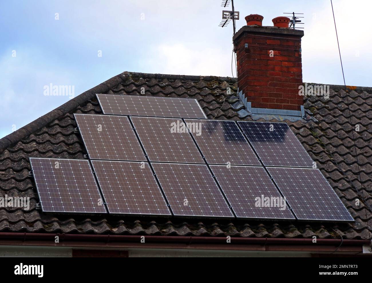 Solar-Solar-Solarpaneele für den Haushalt, Siliziumpaneele, in einem Einzelhaus, Warrington, Cheshire, England, Vereinigtes Königreich, WA4 Stockfoto