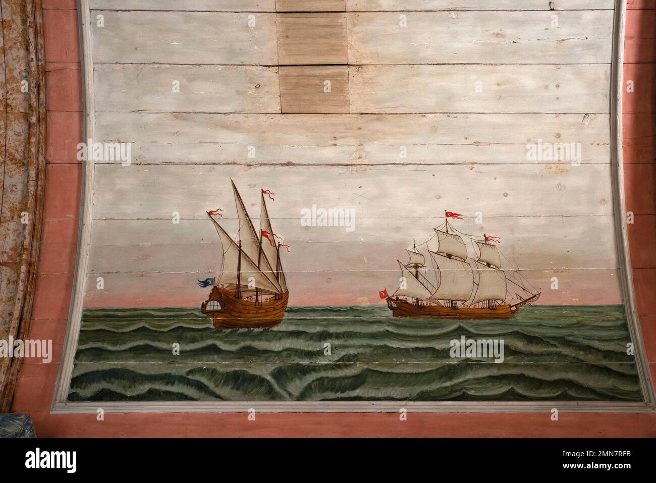 Saal der Galeonen oder Sala das Galés: Osmanische Kriegsschiffe mit Mondflaggen und dreieckigen Lateen-Segeln befahren ein zerklüftetes grünes Meer auf der gewölbten Holzdecke dieser ehemaligen palatin-Galerie, die etwa 1534 von König Johannes III. Zum Palácio Nacional, dem königlichen Sommerpalast in Sintra bei Lissabon, Portugal, hinzugefügt wurde. Stockfoto