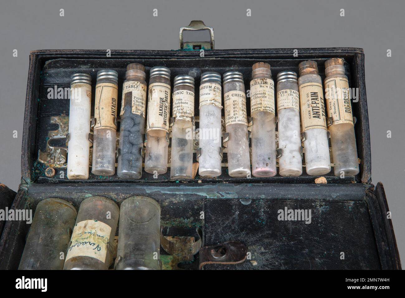 Dieses pharmazeutische Kit gehörte John Cressler, M.D. Er schloss sein Studium am Jefferson Medical College in Philadelphia, Pennsylvania ab und trat den USA bei Armeespezialisten im Jahr 1941. Dieses Kit stammt aus dem frühen 20. Jahrhundert und wurde von der Carr Drug Co. Aus Muncie, Indiana, hergestellt. [M-660,10368] (Offenlegung: Dieses Bild wurde zugeschnitten, um das Thema hervorzuheben.) (Nationales Museum für Gesundheit und Medizin Foto von Ian Herbst) Stockfoto