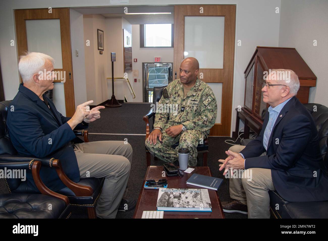 David Adams, Commander, Fleet Activities Sasebo, spricht mit Dr. Michael Jordan, Vice President des amerikanischen Roten Kreuzes, und Randy Bagwell, Senior Director der Asia Pacific Division, American Red Cross, bei der CFAS am 30. September 2022. Jordanien und Bagwell besuchten die CFAS, um ihre Einrichtungen zu besichtigen, sich mit dem Personal zu treffen, das den Befehlen des Gebiets zugewiesen wurde, und ihre Vertrautheit mit der Mission der CFAS und ihren Beziehungen zum amerikanischen Roten Kreuz zu verbessern. Seit 75 Jahren stellt die CFAS Basiseinrichtungen und -Dienste zur Verfügung, wartet und betreibt diese, um die US-Streitkräfte und die Alliierten zu unterstützen und gleichzeitig erstklassigen Support zu bieten Stockfoto