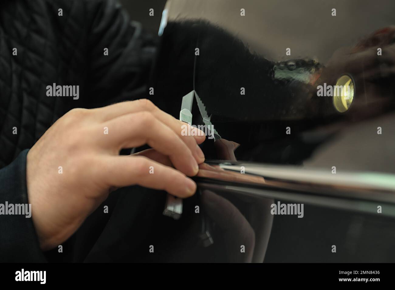 Ein Mann, der Autofenster mit Folie abfärbt, schließt Stockfotografie -  Alamy