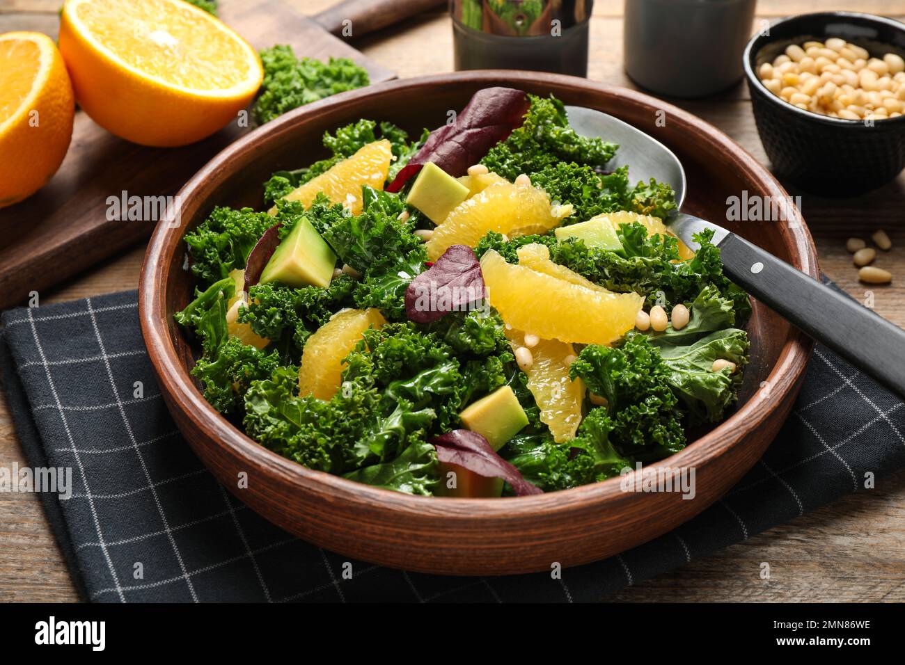 Leckerer frischer Grünkohlsalat auf einem Holztisch, Nahaufnahme Stockfoto
