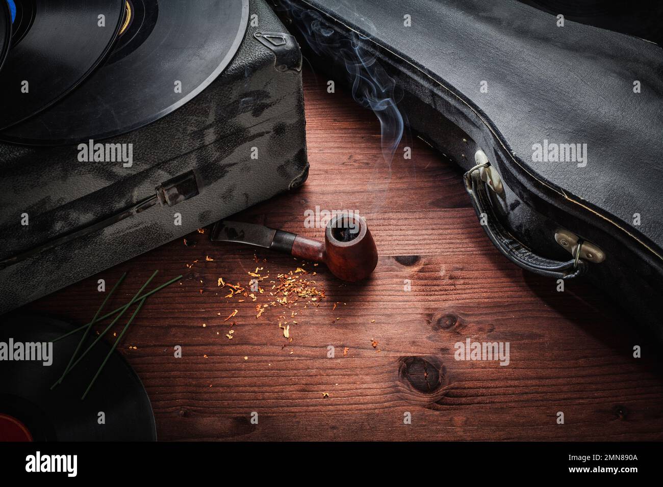 Geige, Schallplatten und Pfeife auf Holz Stockfoto