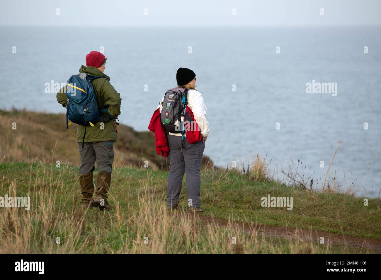 Wanderer mit Blick auf das Meer. The Pub Walk in South Shields, County Durham - vom Marine Walk Car Park in Roker zum Trow Point an der Nordostküste Stockfoto