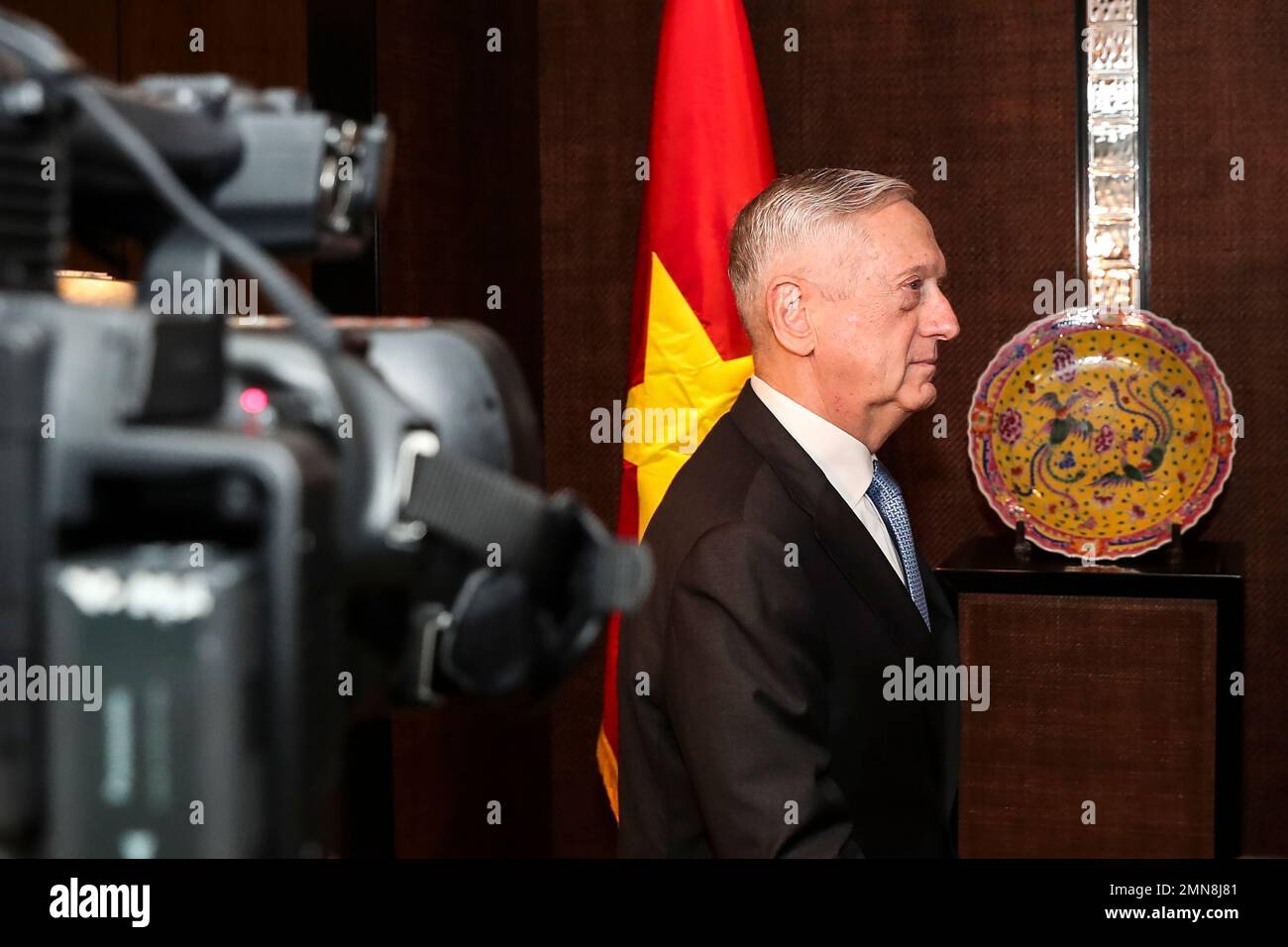 U.S. Defense Secretary Jim Mattis arrives for a bilateral meeting with Vietnam's Defense Minister Ngo Xuan Lich during the International Institute for Strategic Studies (IISS) Shangri-la Dialogue, an annual defense and security forum in Asia, in Singapore, Friday, June 1, 2018. (AP Photo/Yong Teck Lim) Stockfoto