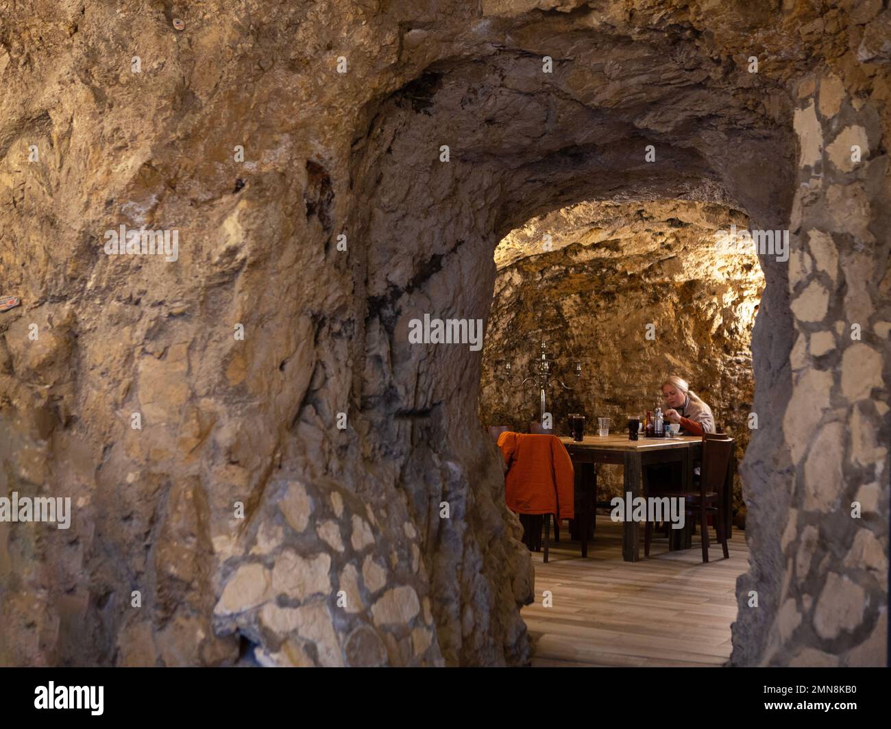 Essen in den Höhlen im Marsden Grotto Pub und Restaurant. The Pub Walk in South Shields, County Durham - vom Marine Walk Car Park in Roker bis Trow Po Stockfoto