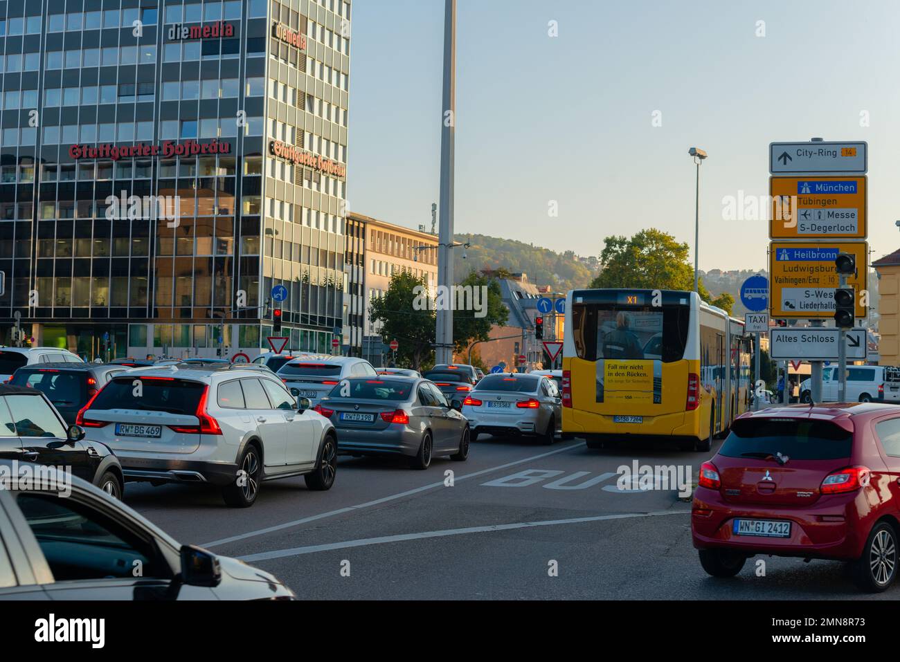 Starker Rush-Hour-Verkehr, Stadtzentrum, Charlottenplatz, B14, B27, Bundesstrassen, Bundesstraßen, Stuttgart, Baden-Württemberg, Süddeutschland, Europa Stockfoto