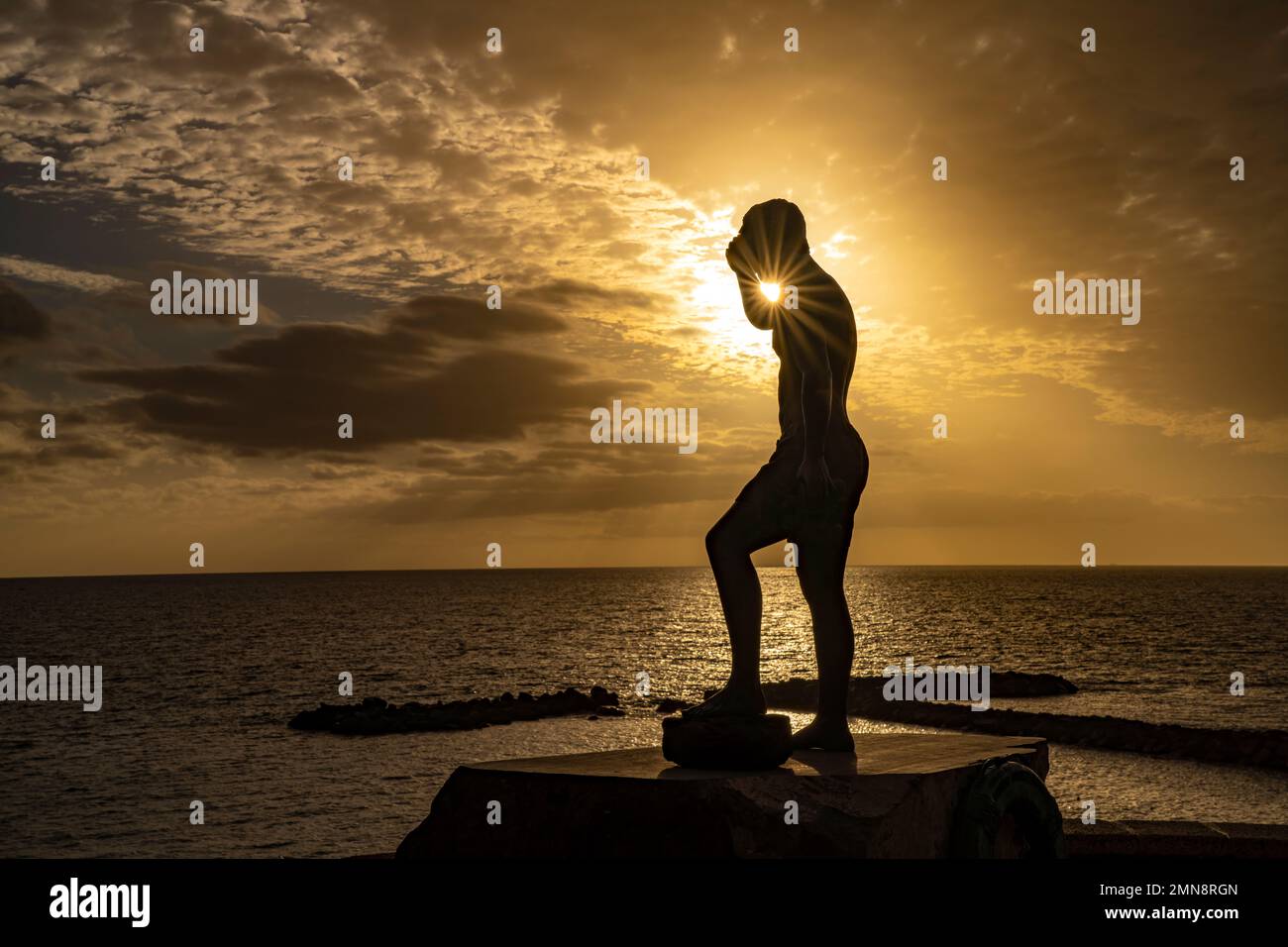 Denkmal am Mirador Javier Pérez Ramos an der Playa del Duque, Costa Adeje, Teneriffa, Kanarische Inseln, Spanien | Mirador Javier Pérez Ramos monum Stockfoto