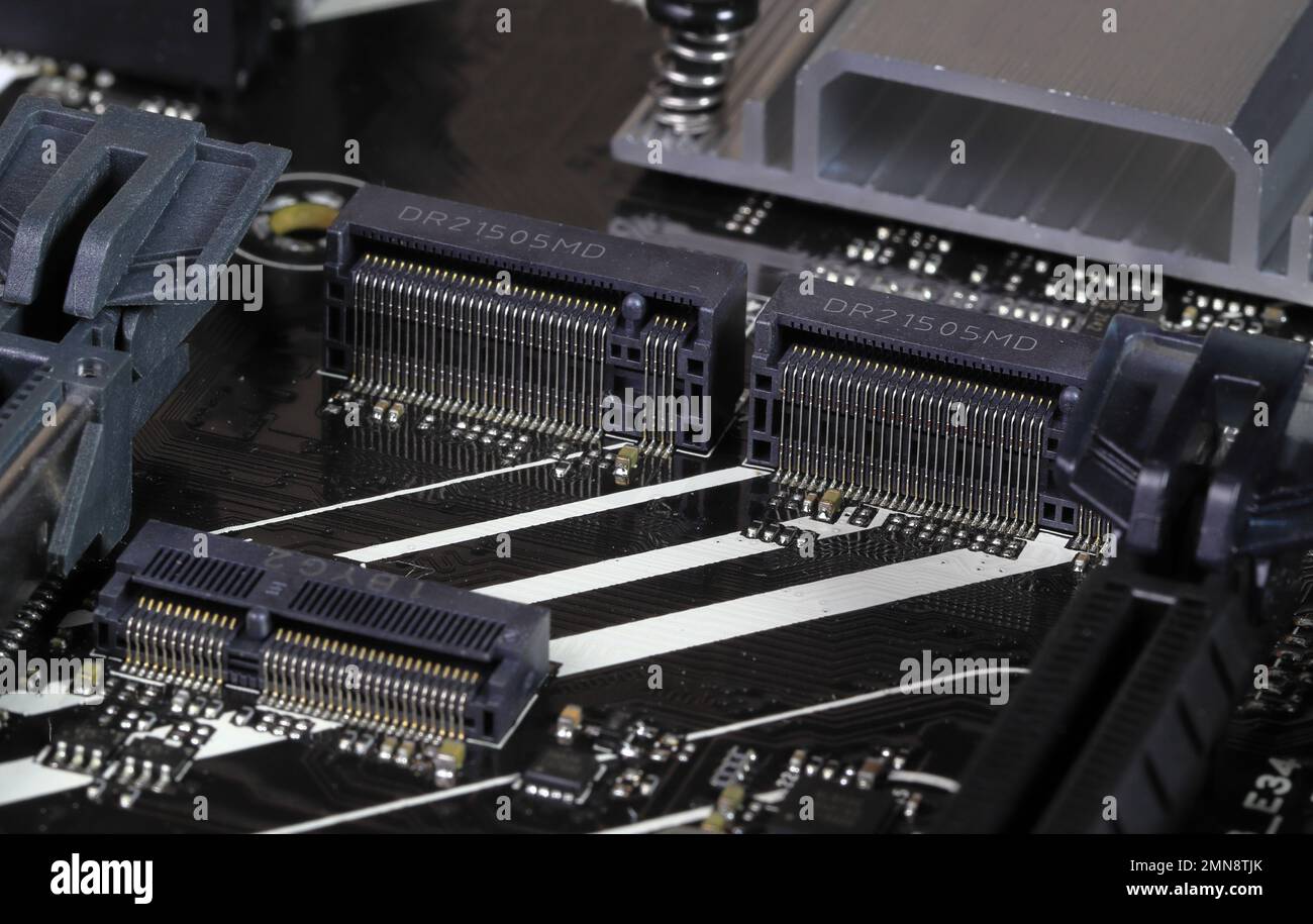 Nahaufnahme der PCIe M.2-Steckverbinderschnittstelle für moderne hochleistungs-ssd-Speicher auf modernen Computern. Stockfoto