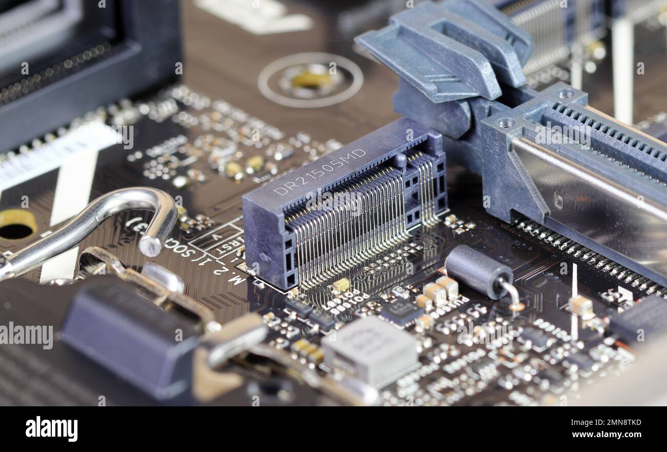 Nahaufnahme der PCIe M.2-Steckverbinderschnittstelle für moderne hochleistungs-ssd-Speicher auf modernen Computern. Stockfoto
