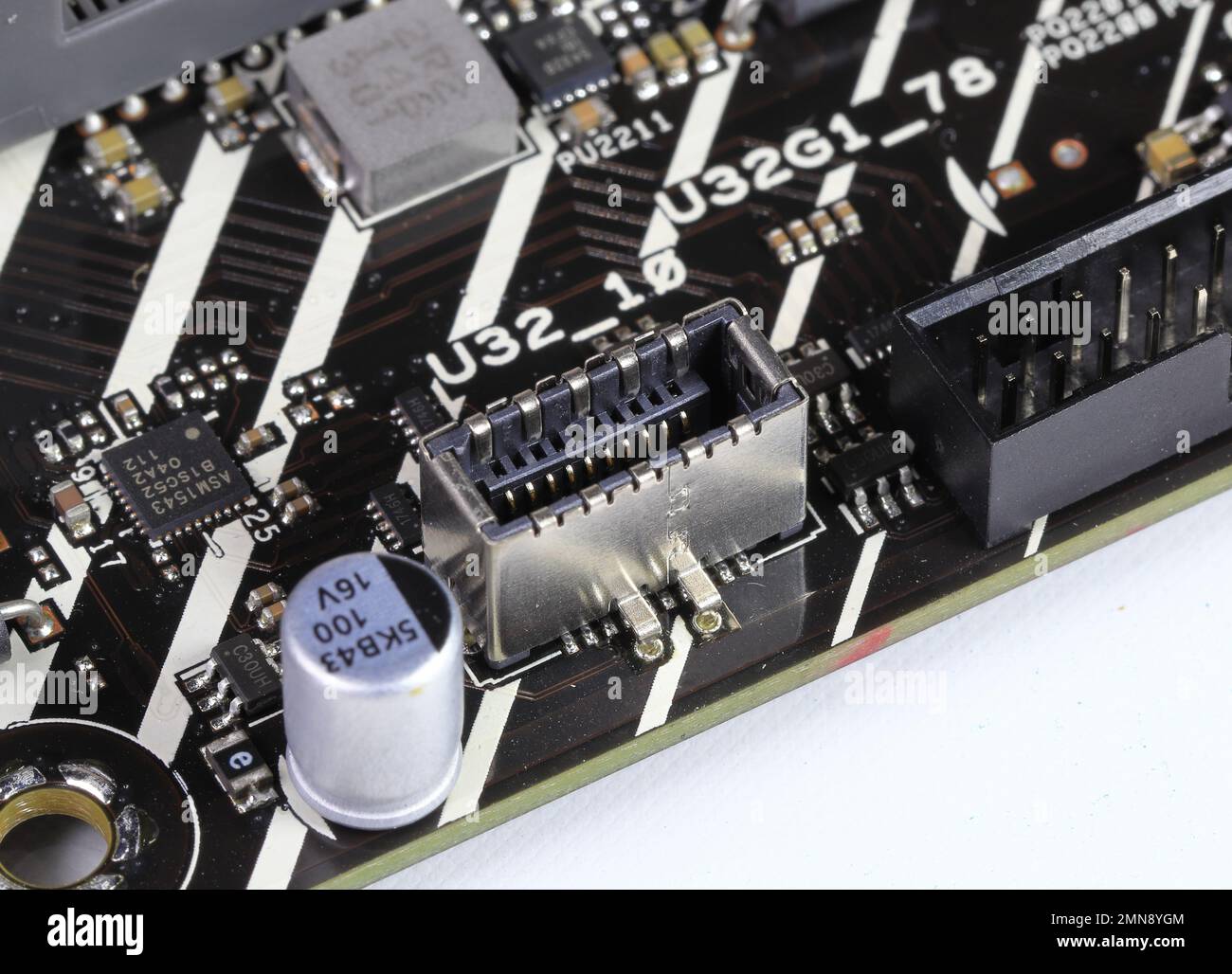Nahaufnahme der USB-E-Buchsenschnittstelle auf der modernen Hochleistungs-Computerplatine. Stockfoto
