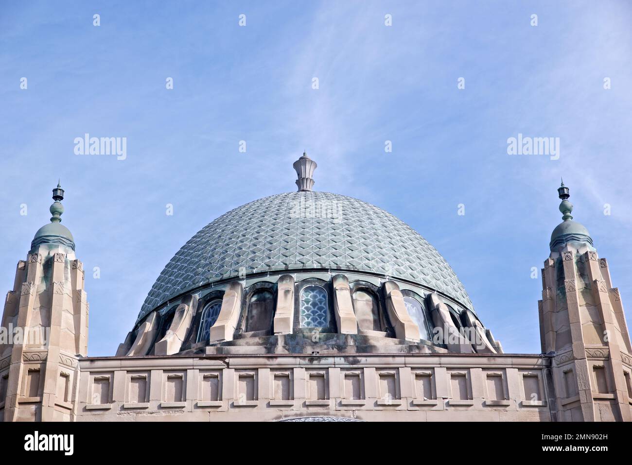 Das Gebäude im gotischen Stil ist von außen mit einer architektonischen Kuppel versehen Stockfoto