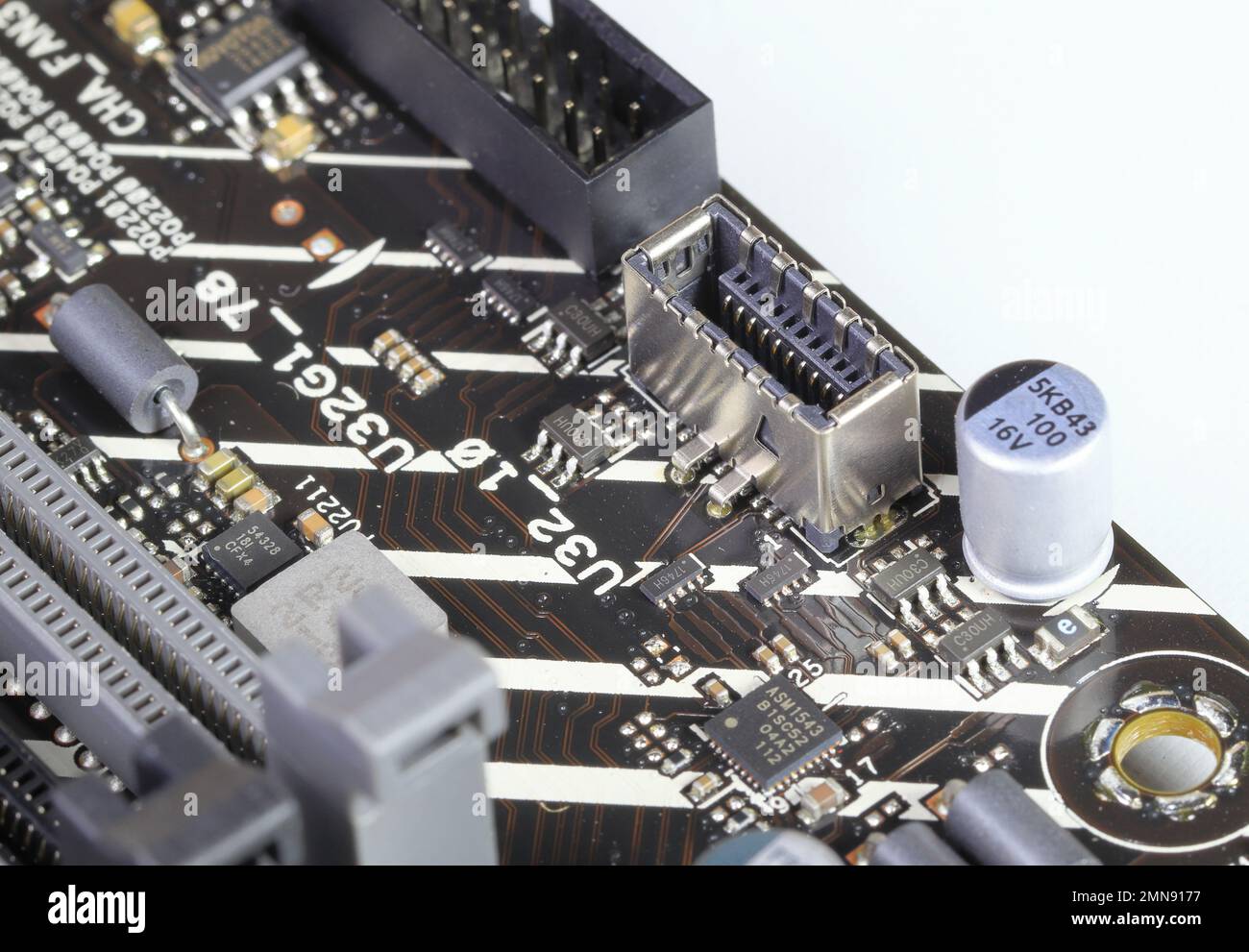 Nahaufnahme der USB-E-Buchsenschnittstelle auf der modernen Hochleistungs-Computerplatine. Stockfoto