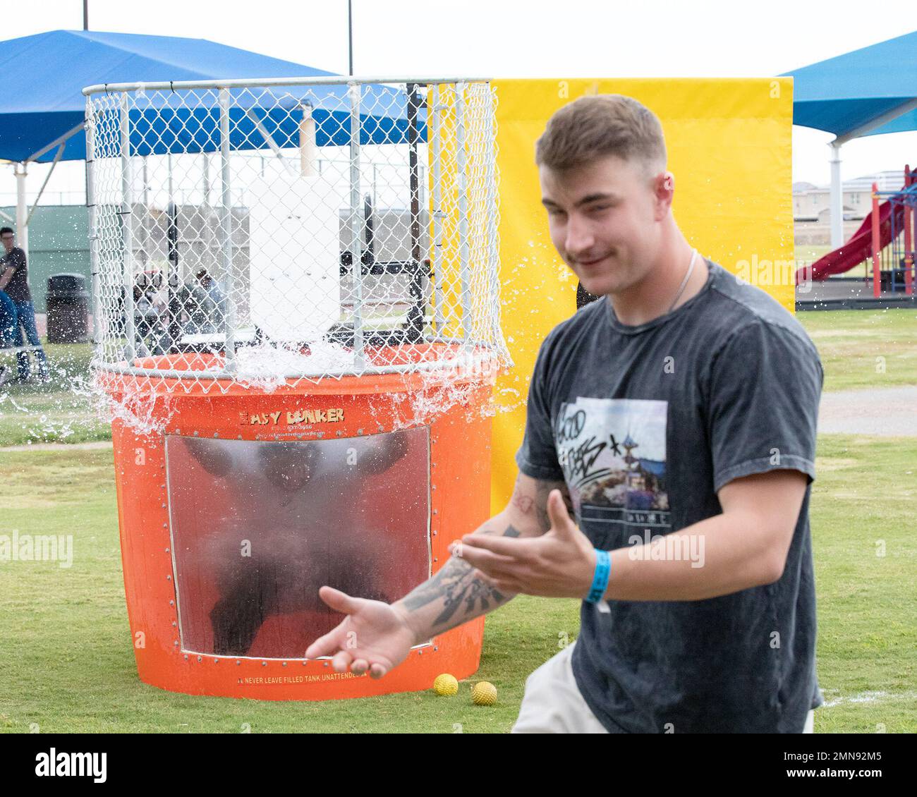 Während der B.O.S.S. 2022 war kein Soldat im Dunk-Tank sicher Bash at Fort Bliss, Texas, 30. September 2022. Die Mitarbeiter von Fort Bliss Family und Moral, Welfare und Recreation haben gemeinsam mit Verkäufern und Freiwilligen den Biggs Park in einen Ort verwandelt, an dem junge Truppen die Arbeitszentren für den Tag umgehen und sich während des jährlichen Blowout aufhalten, vermischen und Spaß haben können. Stockfoto