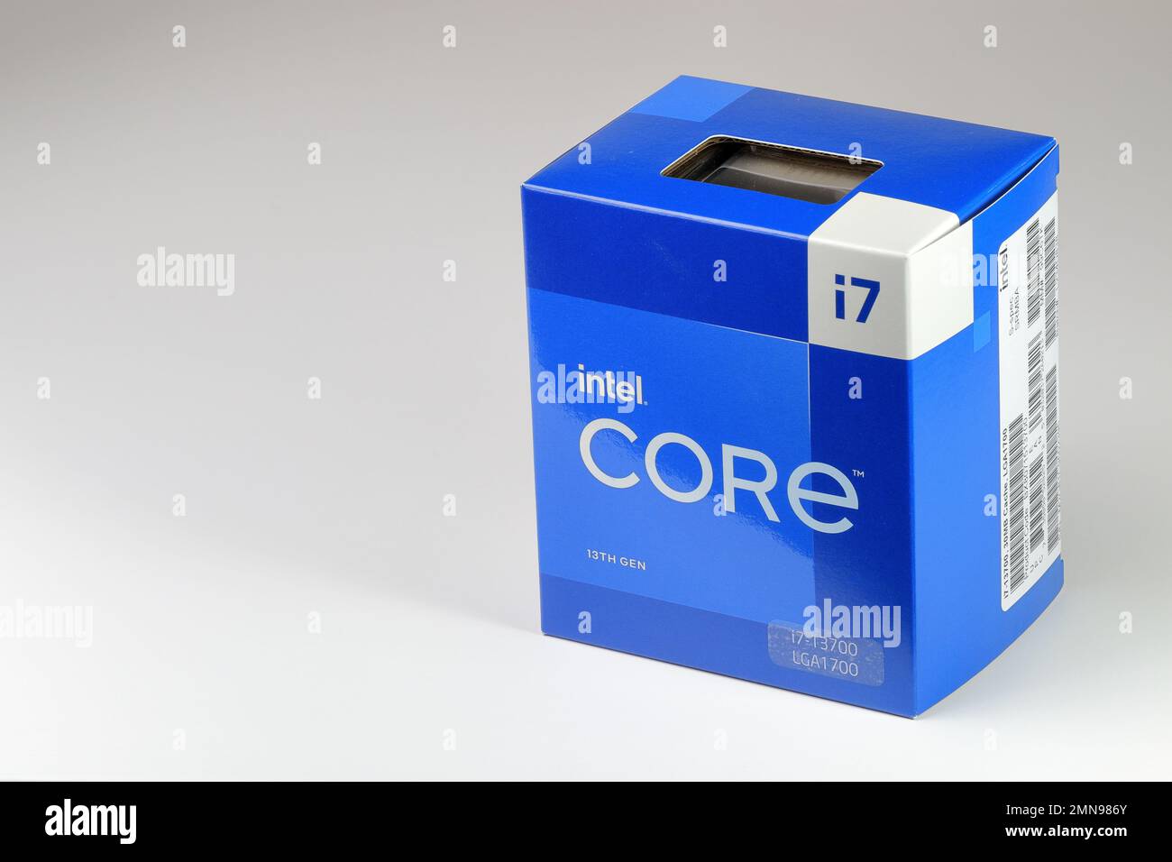 Brandneue Einzelhandelsverpackung mit Intel Core i7 13700 Hochleistungs-CPU. Prozessor basierend auf Raptor Lake Architektur für LGA 1700-Sockel. Stockfoto