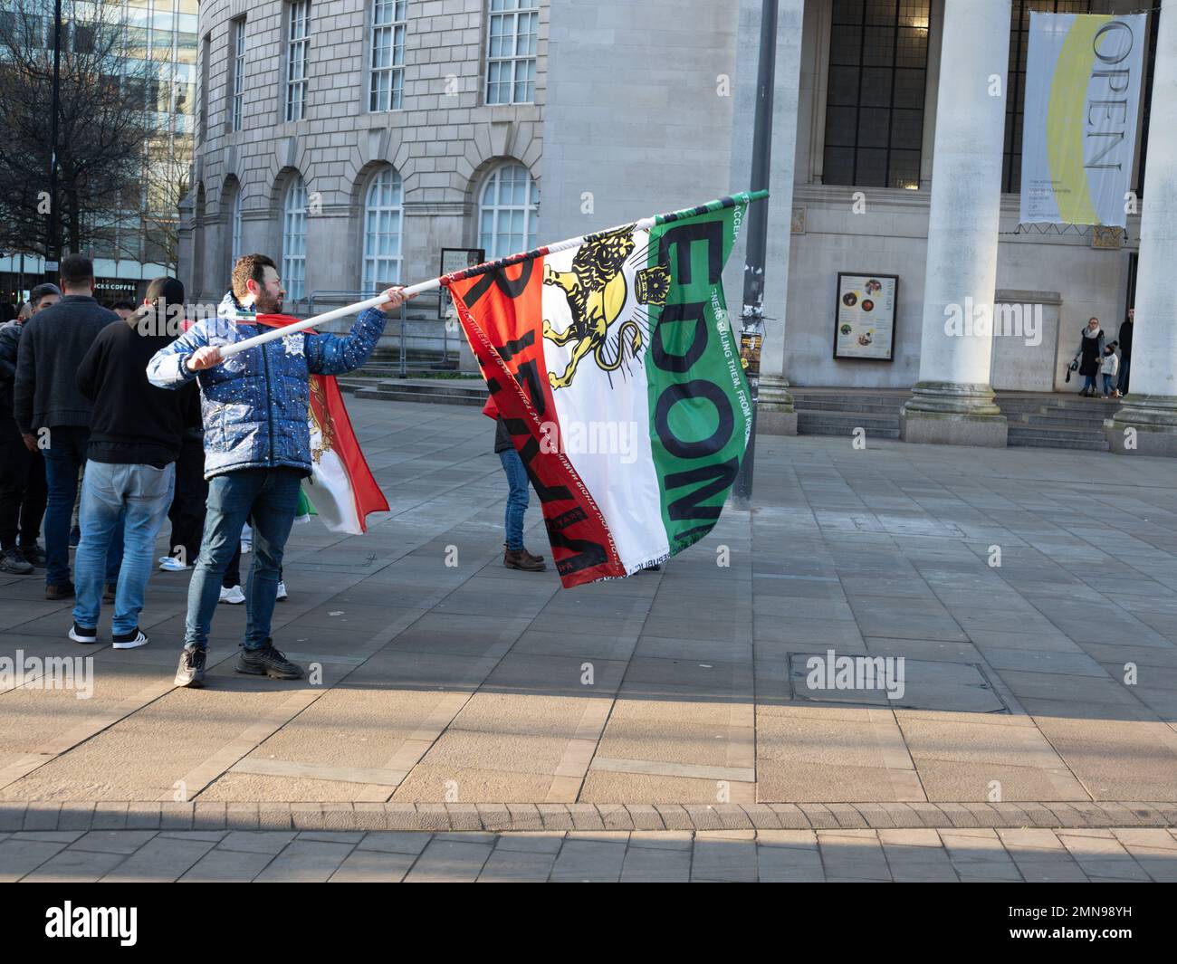 Manchester UK, 2023. Januar, Mann mit großer Freiheit für die iranische Flagge Stockfoto