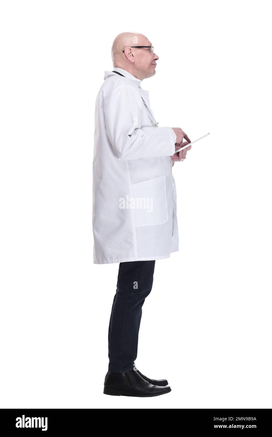 Arzt mit einem digitalen Tablet, das auf einen weißen Bildschirm schaut. Stockfoto