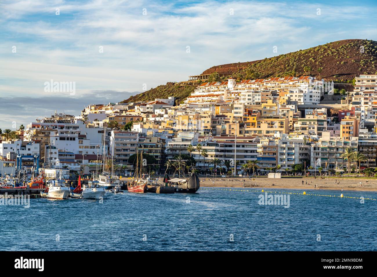 Stadtansicht Los Cristianos mit Hafen und dem Strand Playa de Los Cristianos, Teneriffa, Kanarische Inseln, Spanien | Los Cristianos Stadtbild mit Stockfoto