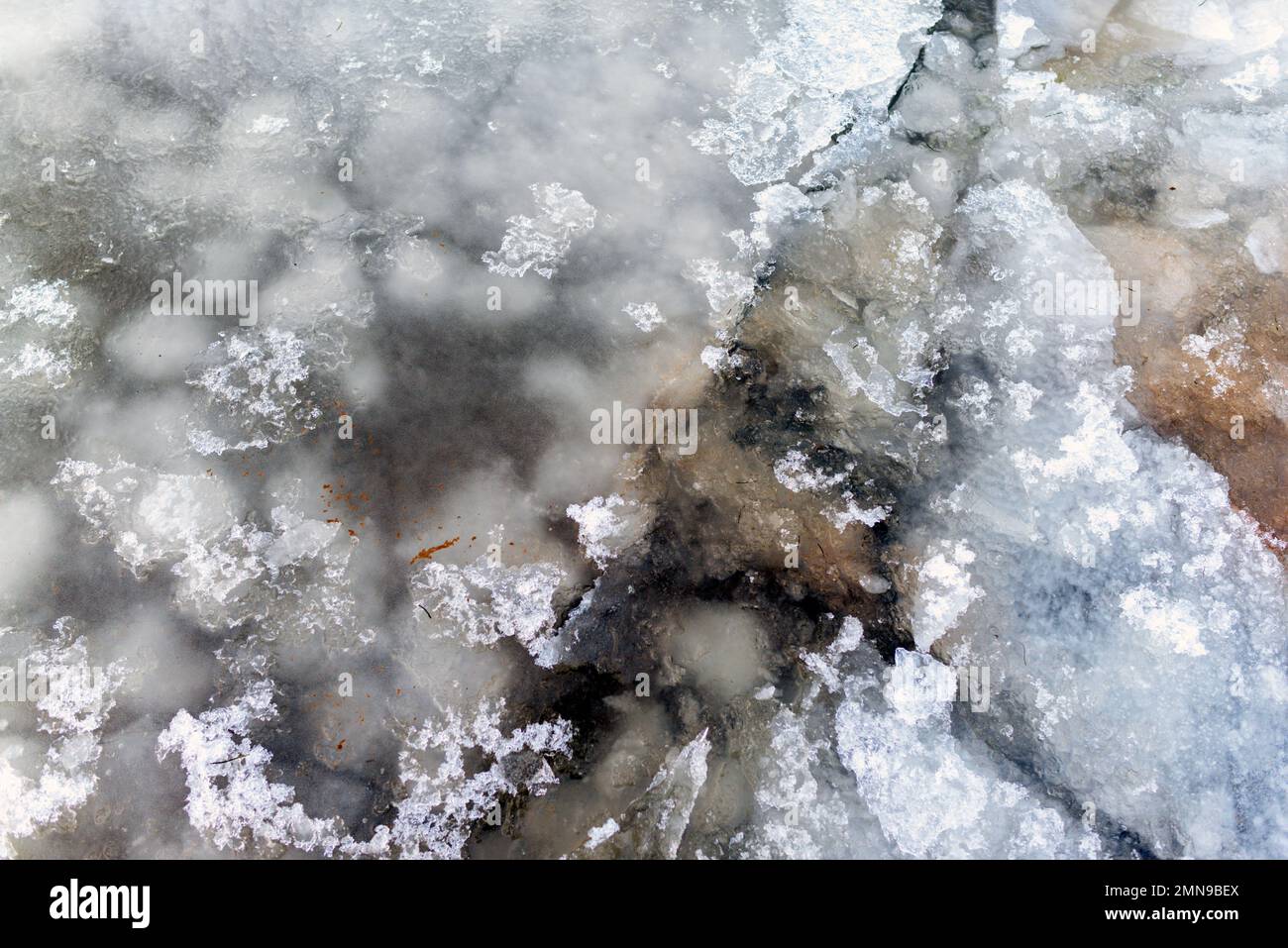 Die Konsistenz des Mischwassers des Flusses mit weißem Schnee und Eis im Winter. Stockfoto