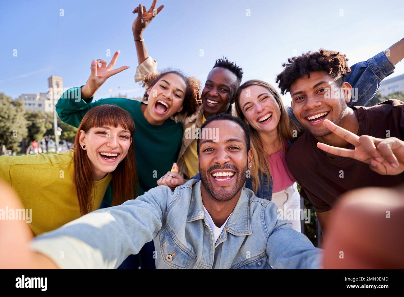 Multiethnische Gruppe von Freunden, die draußen ein Selfie machen und an sonnigen Tagen Spaß haben. Stockfoto
