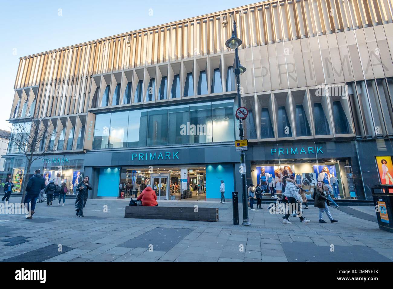 Ein Weitwinkelblick auf den Primark Store und die Einkäufer auf der Northumberland Street, Newcastle Upon Tyne, Großbritannien. Stockfoto