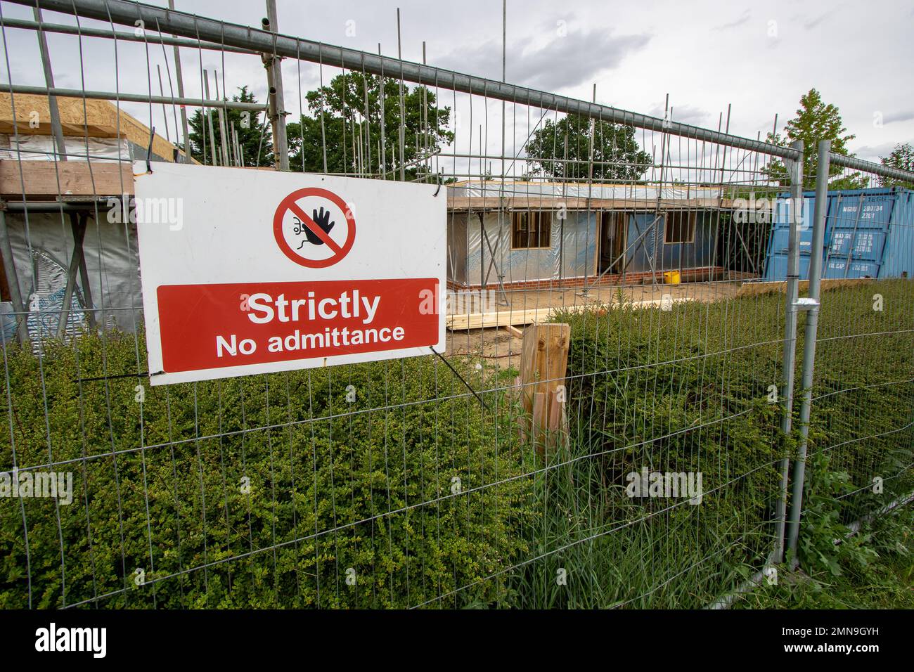 Bauträger bauen Häuser in ländlichen Gebieten, wo nichts unternommen wird, um die Infrastruktur zur Unterstützung der erweiterten Gemeinschaft zu verbessern. Stockfoto