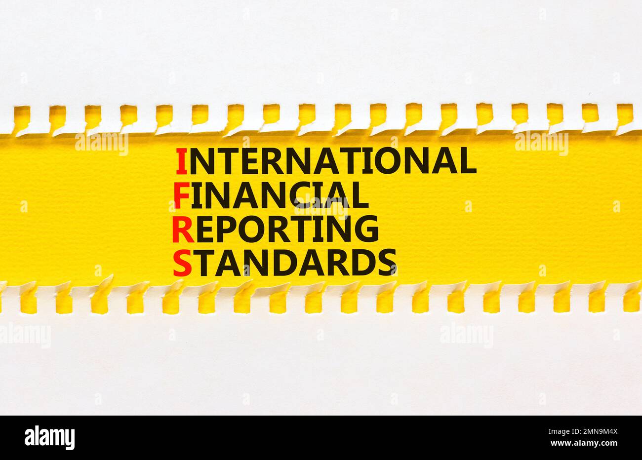 IFRS-Symbol. Konzeptbegriffe IFRS International Financial Reporting Standards auf Papier auf schönem weißem Hintergrund. Geschäfte IFRS International Financ Stockfoto