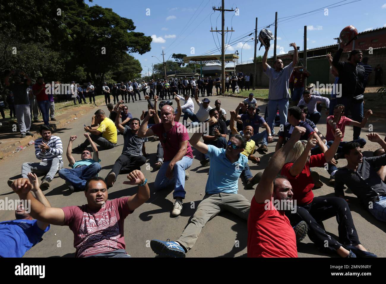 Striking truckers and motorcycle messengers block the entrance of BR Distribuidora, a fuel station run by the state-run oil company Petrobras, as they stop trucks from leaving and distributing fuel to gas stations in Brasilia, Thursday, May 24, 2018. The truckers' strike is snarling traffic and causing fuel shortages across the country as oil prices rise and Brazil's real falls against the dollar. (AP Photo/Eraldo Peres) Stockfoto