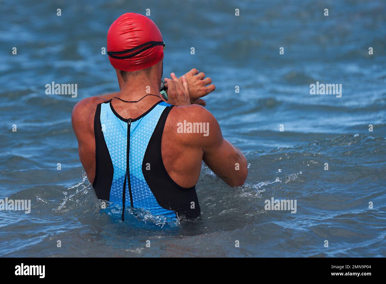 Triathlon-Schwimmer-Sportler beginnen mit dem Schwimmen Zeit-Check, Herzfrequenz auf Smartwatch Stockfoto