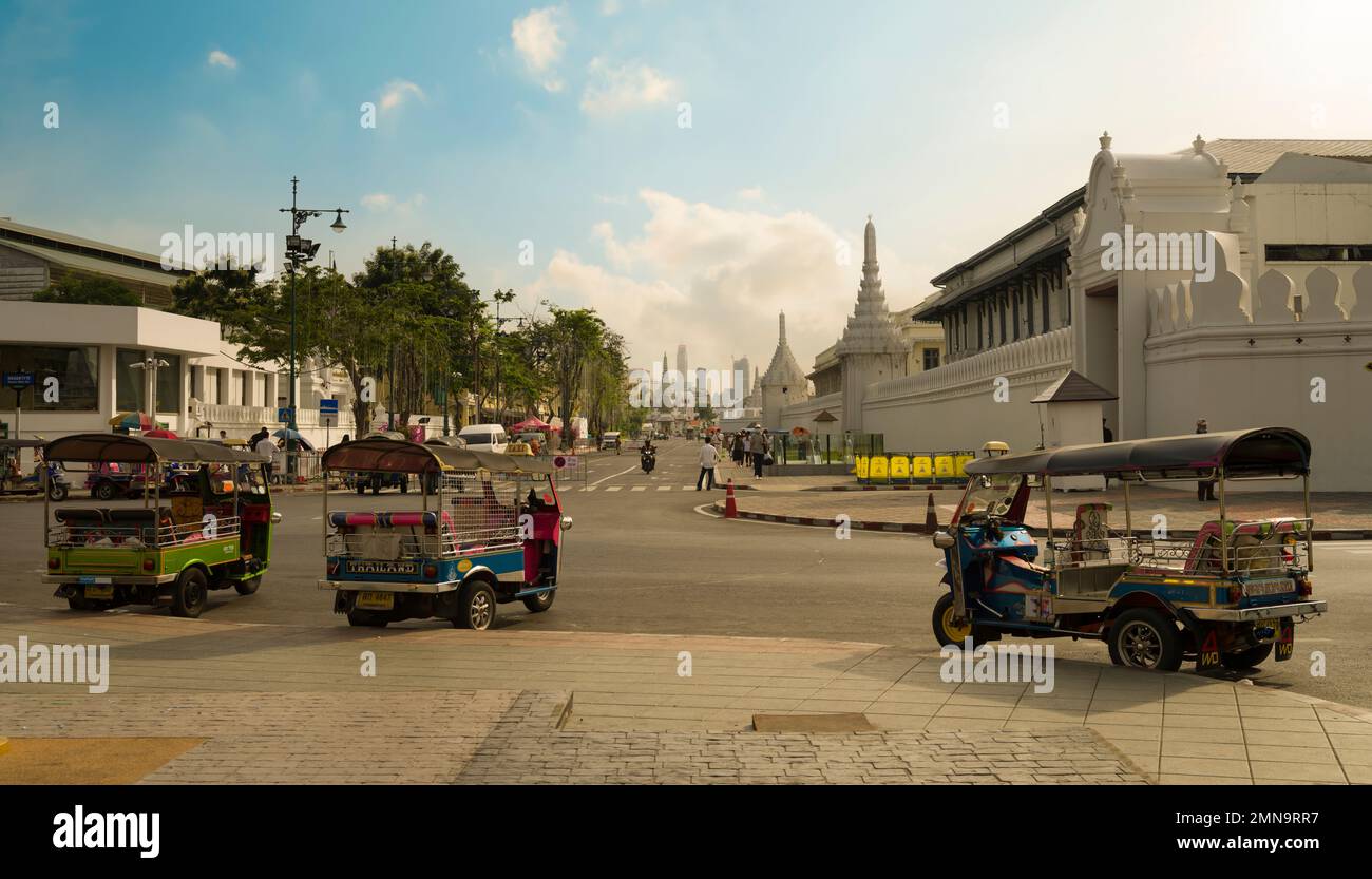 Bangkok, Thailand. 9. Dezember 2022. Inthara Rangsan Fort in der Nähe von Wat Phra Kaew. Berühmte Sehenswürdigkeiten Bangkoks mit Tuk-Tuk-Taxis. Stockfoto