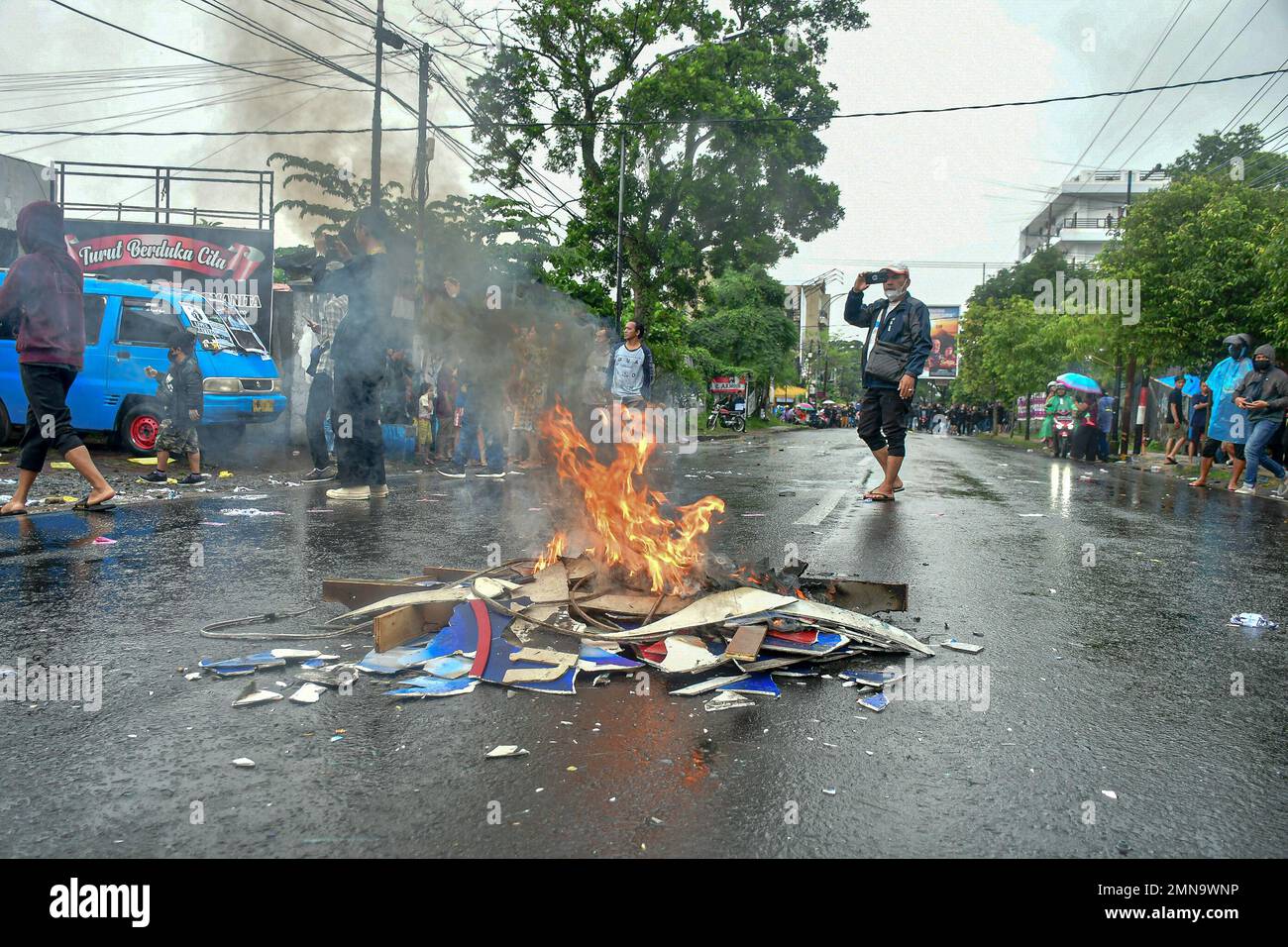 Malang, Indonesien. 29. Januar 2023. Am 29. Januar 2023 führten Fans des Arema FC eine Demonstration vor dem Arema FC Club Management Office in Malang, Indonesien, durch. Sie fordern von Arema FC Verantwortung für die Kanjuruhan-Tragödie, bei der 135 Menschen ums Leben kamen. (Foto: Moch Farabi Wardana/Pacific Press/Sipa USA) Guthaben: SIPA USA/Alamy Live News Stockfoto