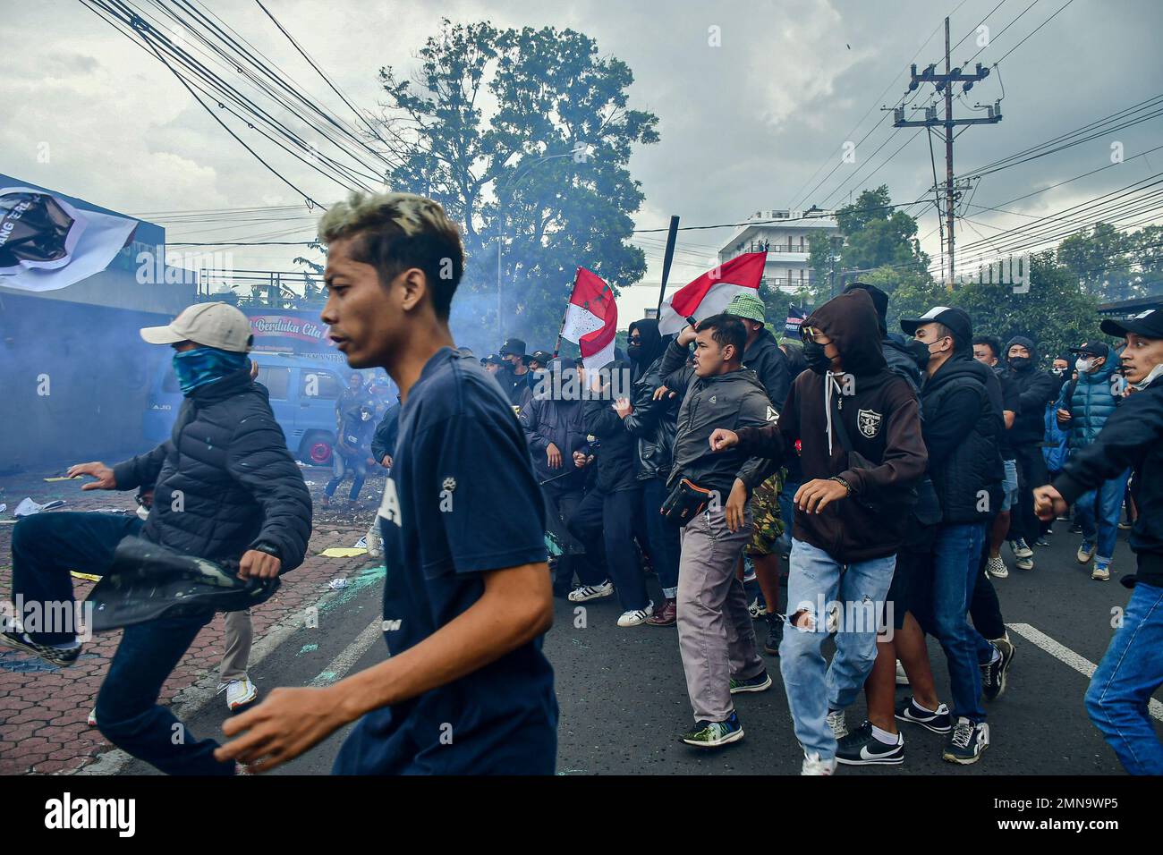 Malang, Indonesien. 29. Januar 2023. Am 29. Januar 2023 führten Fans des Arema FC eine Demonstration vor dem Arema FC Club Management Office in Malang, Indonesien, durch. Sie fordern von Arema FC Verantwortung für die Kanjuruhan-Tragödie, bei der 135 Menschen ums Leben kamen. (Foto: Moch Farabi Wardana/Pacific Press/Sipa USA) Guthaben: SIPA USA/Alamy Live News Stockfoto